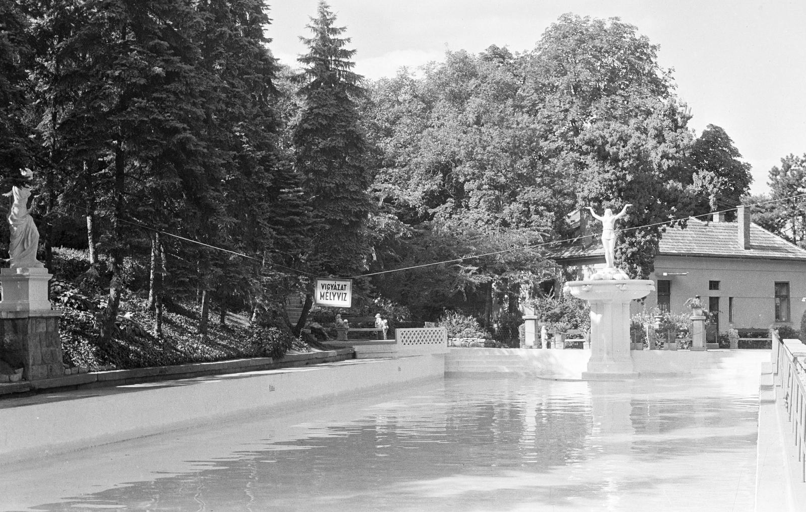 Magyarország, Budapest III., Csillaghegyi strandfürdő., 1970, Szalontai Tamás, nőalak, Budapest, szobor, medence, Fortepan #302105