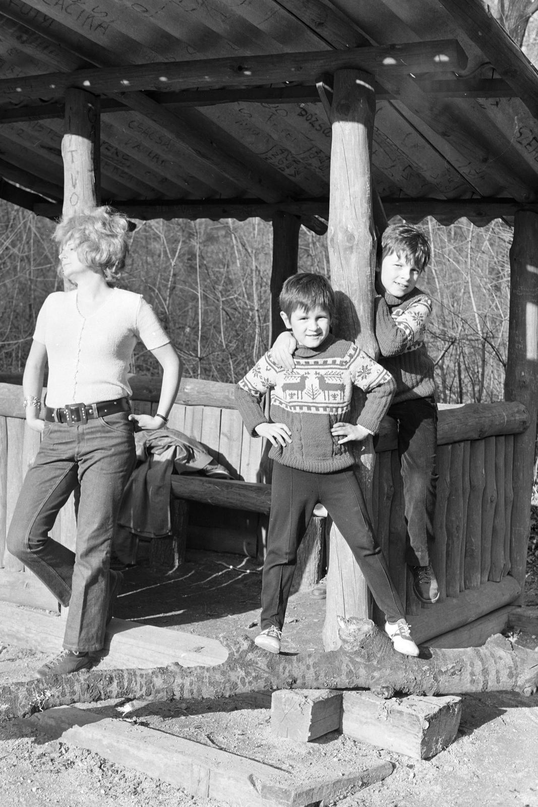 1977, Szalontai Tamás, napsütés, csípőre tett kéz, pulóver, terpesz, Fortepan #302112
