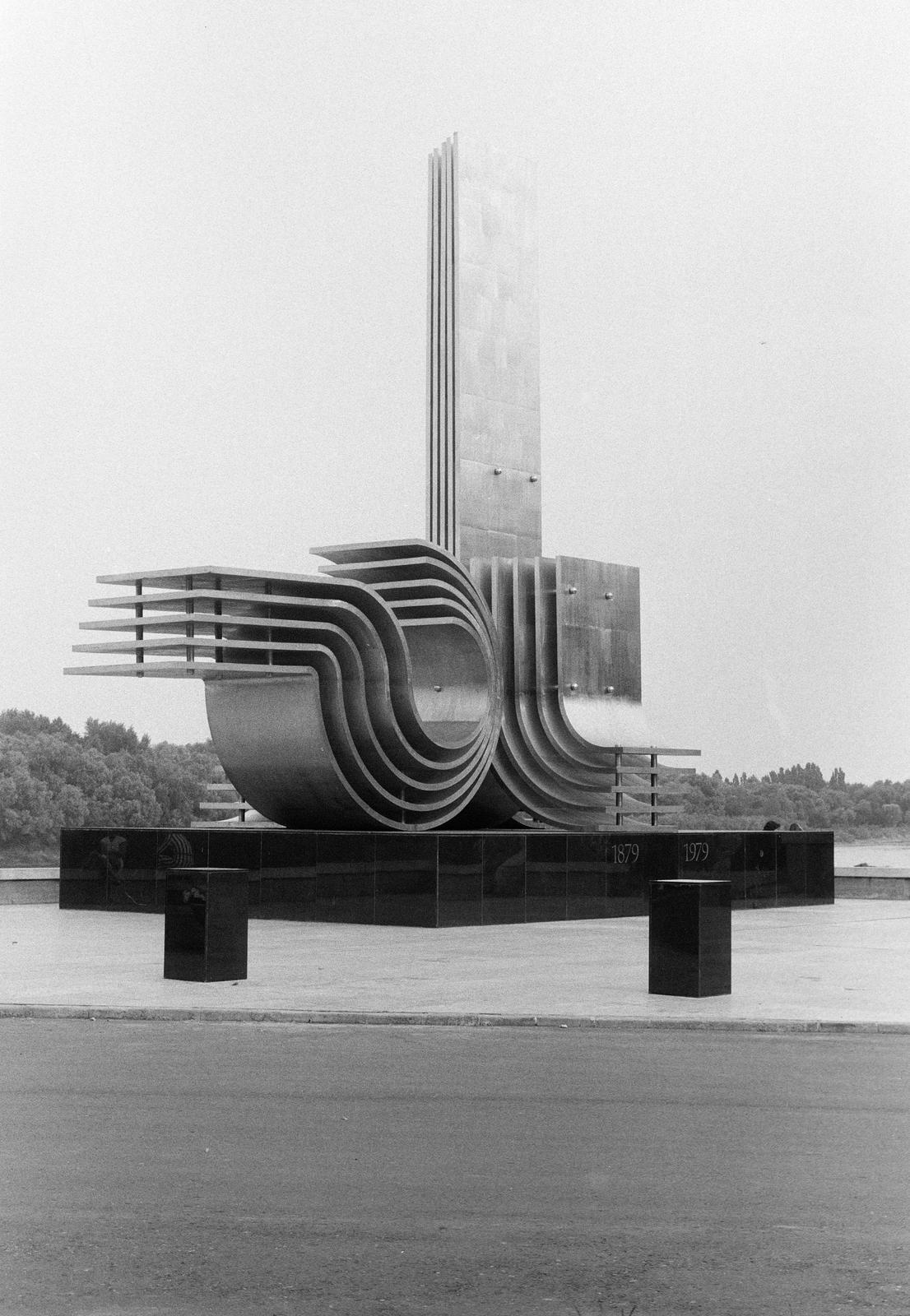 Magyarország, Szeged, Tisza Lajos körút, az Árvízi emlékmű Segesdi György szobrászművész alkotása, Kun Imre szobrászművész közreműködésével készült (1979)., 1980, Szalontai Tamás, modern művészet, emlékmű, Fortepan #302120