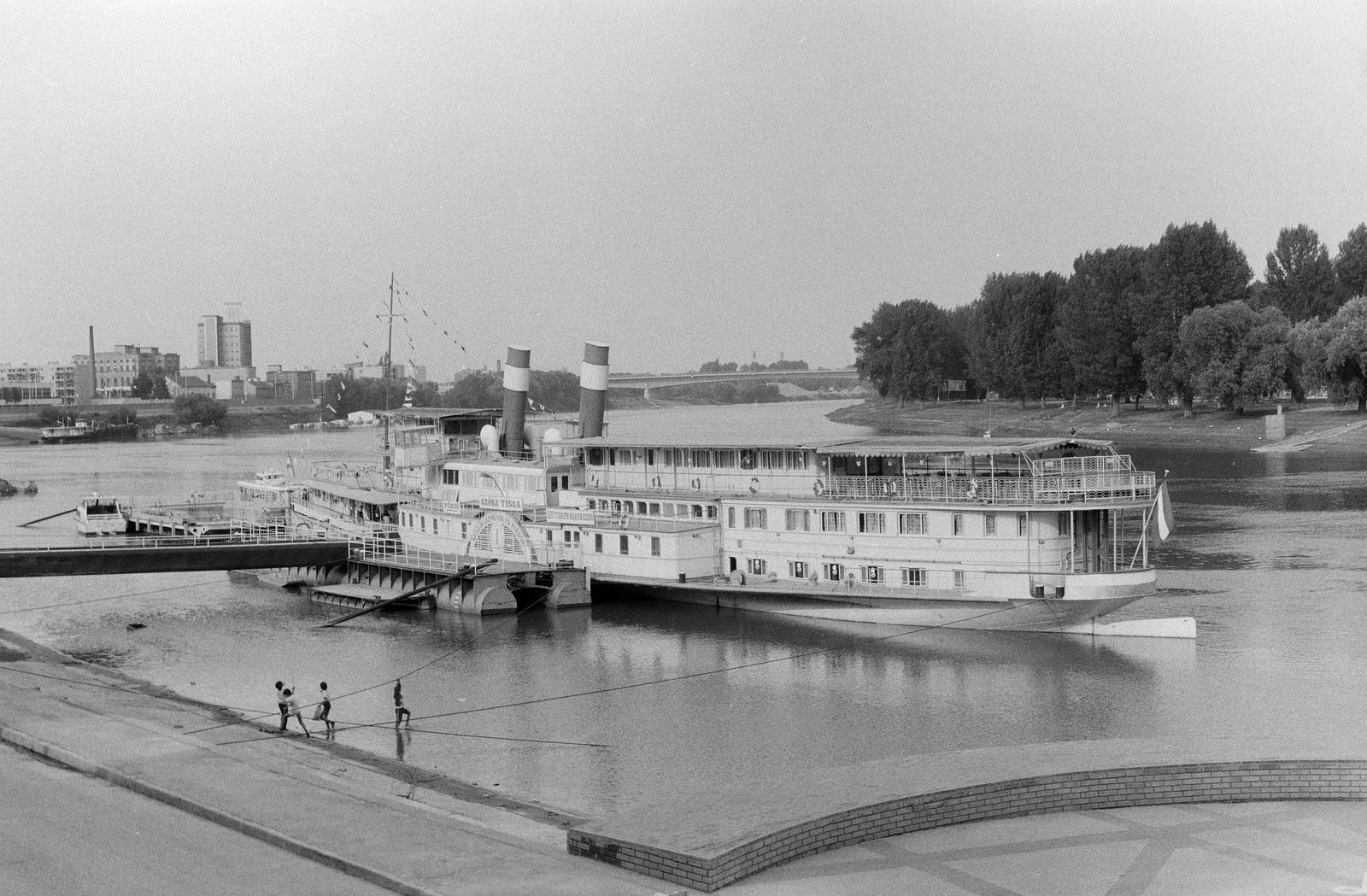 Magyarország, Szeged, Tisza-part, a Szőke Tisza II. állóhajó, az "esztétikai" felújítás, ill. a tervezett funkciójához illő berendezkedés változtatás után, a megnyitás előtt., 1980, Szalontai Tamás, sétahajó, folyópart, Fortepan #302121