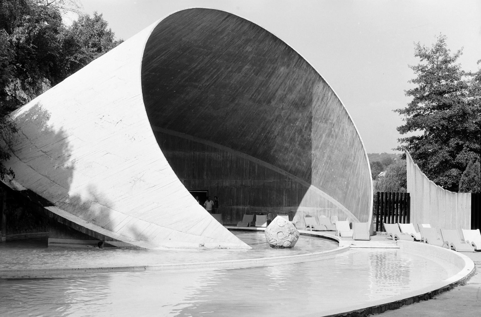 Hungary, Miskolc,Miskolctapolca, Barlangfürdő, Kagyló-medence., 1980, Szalontai Tamás, shell structure, beach, modern art, modern architecture, Fortepan #302122