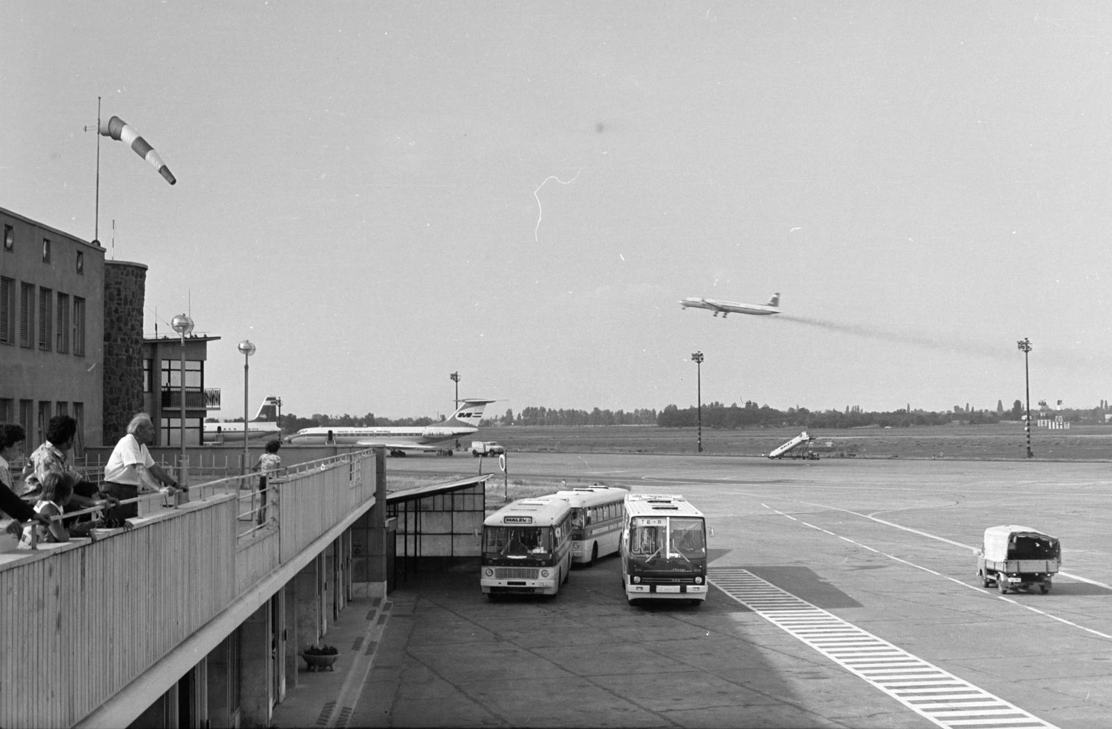 1979, Szalontai Tamás, Ikarus-brand, bus, airport, Fortepan #302126