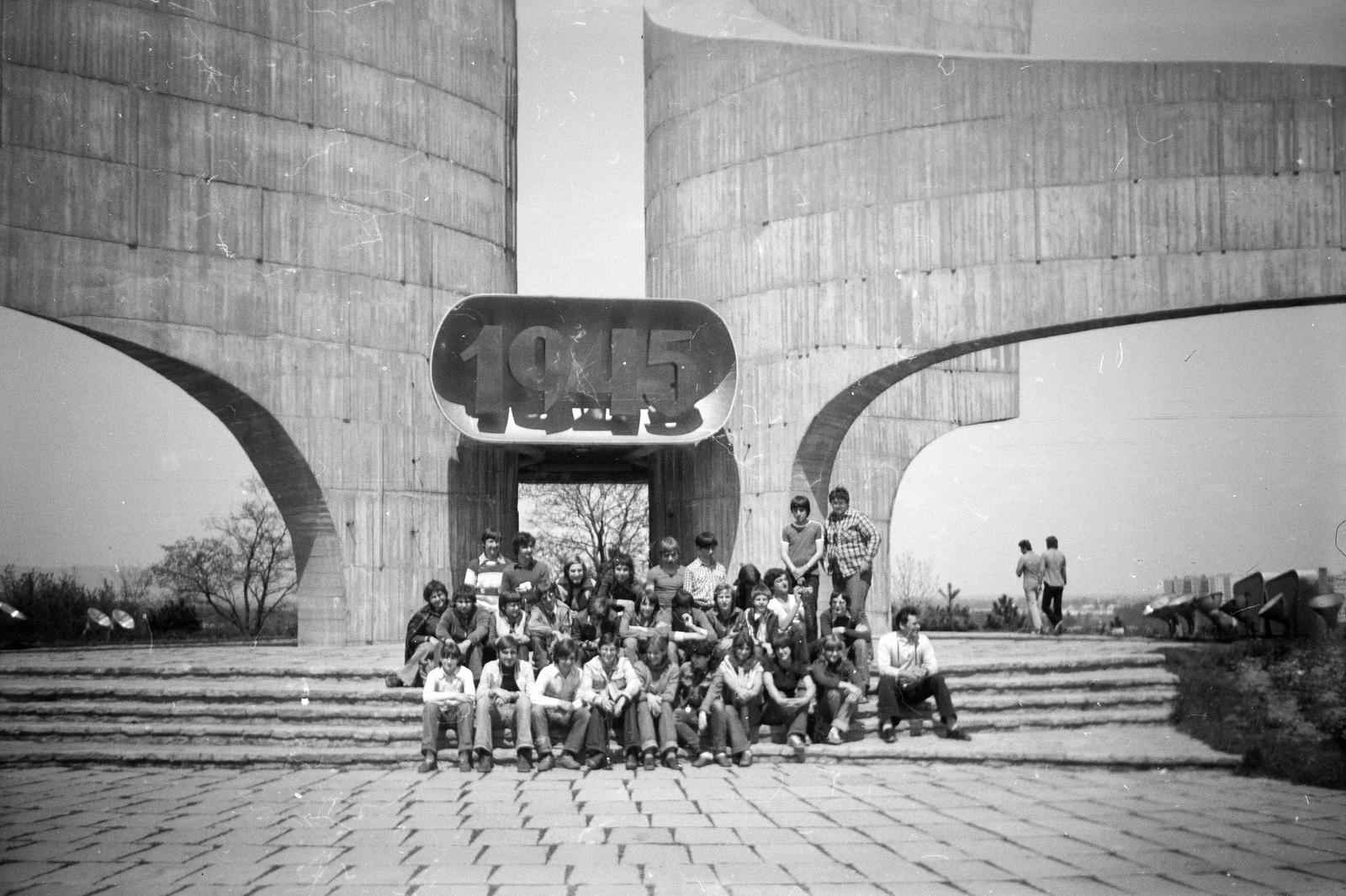 Hungary, Szombathely, Emlékmű út, Felszabadulási emlékmű (tervezte Heckenast János építész (1970)., 1982, Szalontai Tamás, modern architecture, Fortepan #302129