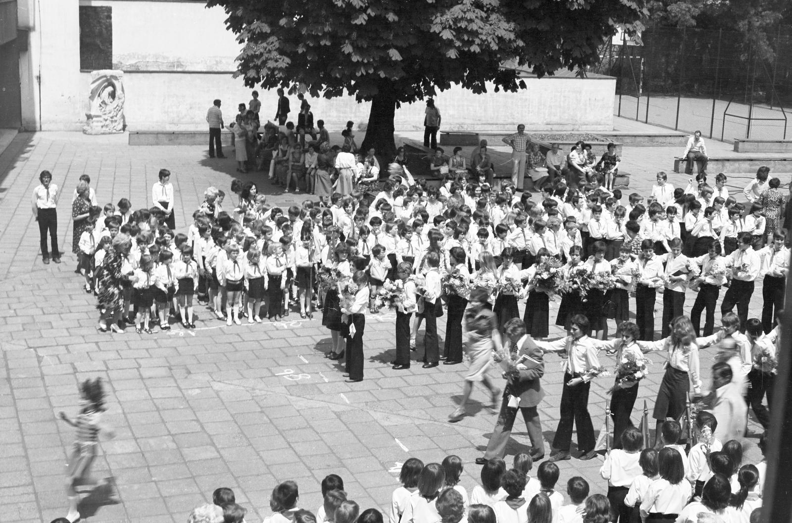 Hungary, Budapest I., Tárnok utca 9-11., a Tárnok utcai Általános Iskola (később Budavári Általános Iskola) udvara, ballagás. Balra a háttérben a Mátyás királyt ábrázoló dombormű Melocco Miklós szobrászművész alkotása (1970)., 1982, Szalontai Tamás, school yard, graduation, pioneer, Little drummer, Budapest, Fortepan #302132
