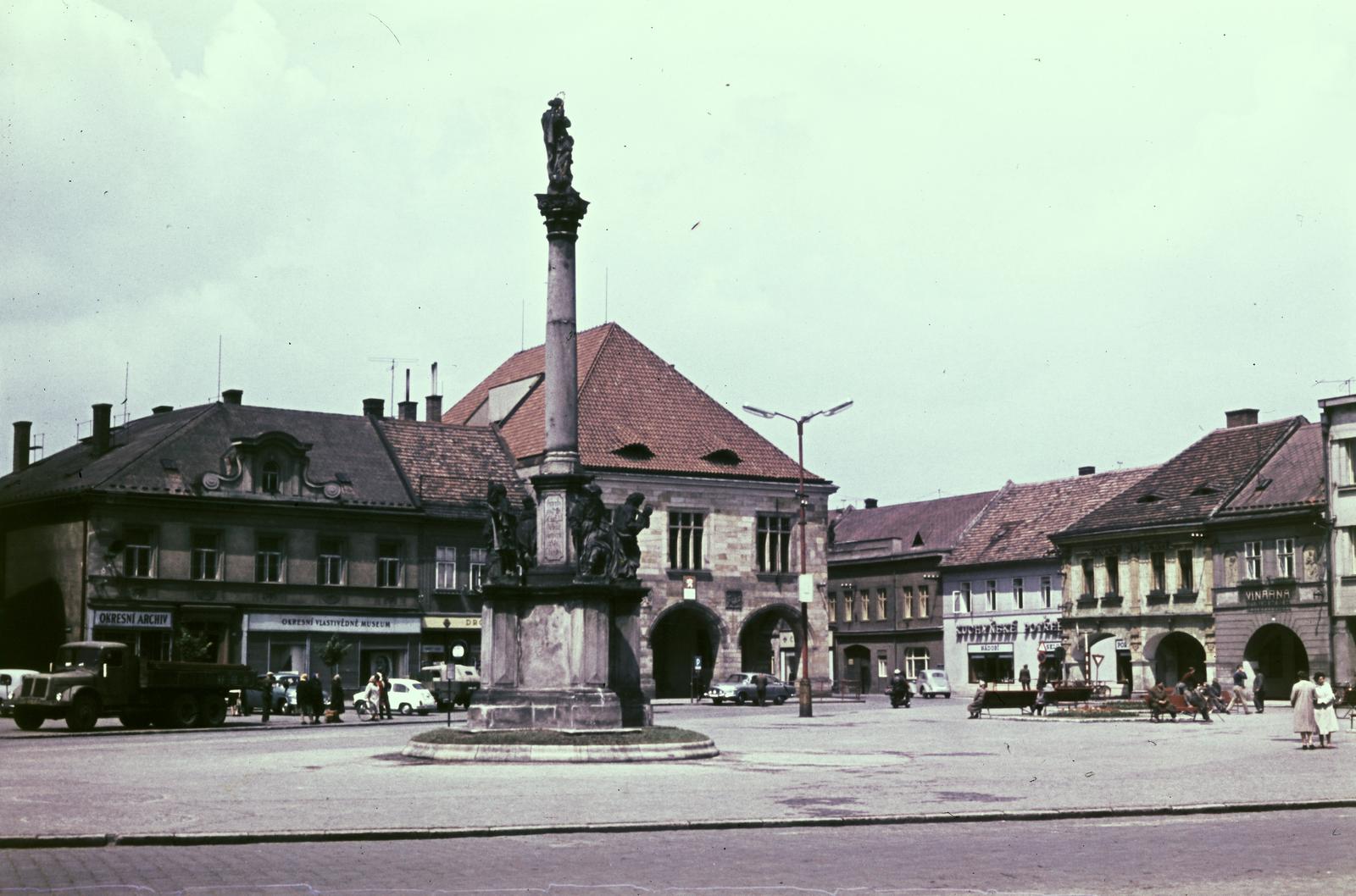 Csehország, Nymburk, Náměstí Přemyslovců., 1960, Szalontai Tamás, boltív, emlékmű, színes, Fortepan #302134