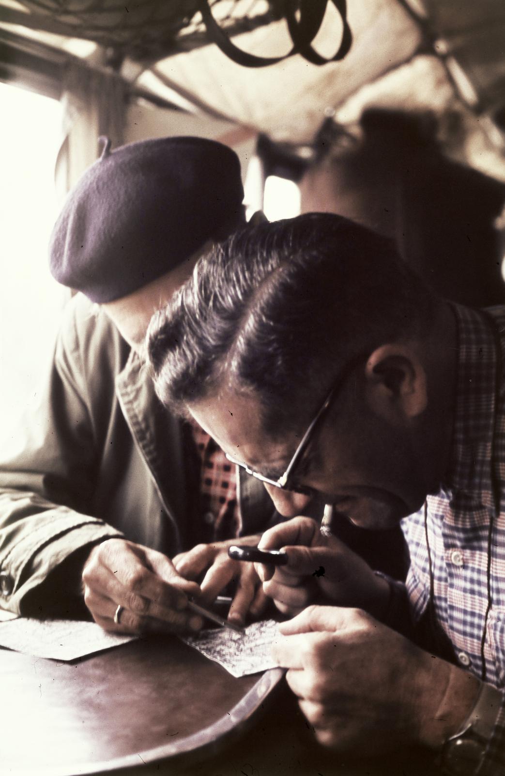 1960, Szalontai Tamás, nagyító, színes, olvasás, Fortepan #302135