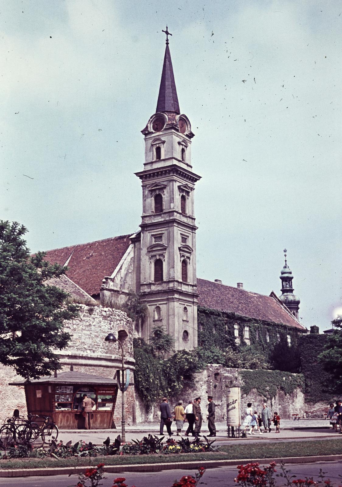 Magyarország, Sopron, Várkerület (Lenin körút). Balra a Nagy Rondella, szemben a Szent György-templom és jobbra a Tűztorony., 1960, Szalontai Tamás, hirdetőoszlop, pavilon, színes, templom, toronyóra, Fortepan #302144