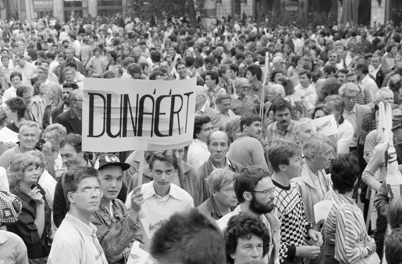 Magyarország, Budapest V., Vörösmarty tér, tüntetés a bős-nagymarosi vízlépcsőrendszer felépítése ellen, 1988. szeptember 12-én., 1988, Szebeni András, Budapest, tiltakozás, tömeg, Fortepan #302161