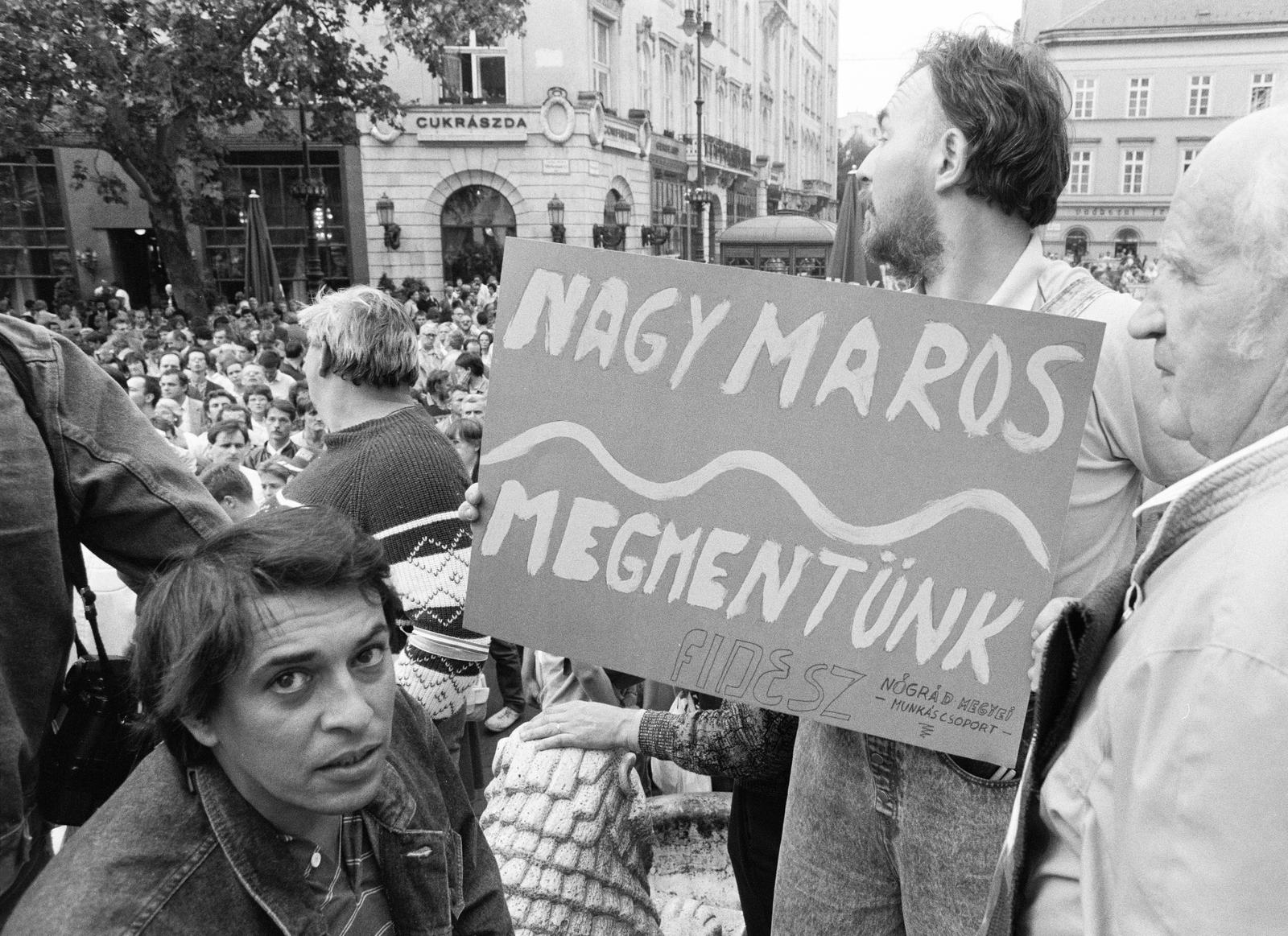 Hungary, Budapest V., Vörösmarty tér, tüntetés a bős-nagymarosi vízlépcsőrendszer felépítése ellen, 1988. szeptember 12-én. Balra a Gerbaud-ház., 1988, Szebeni András, Budapest, banner, Fortepan #302164