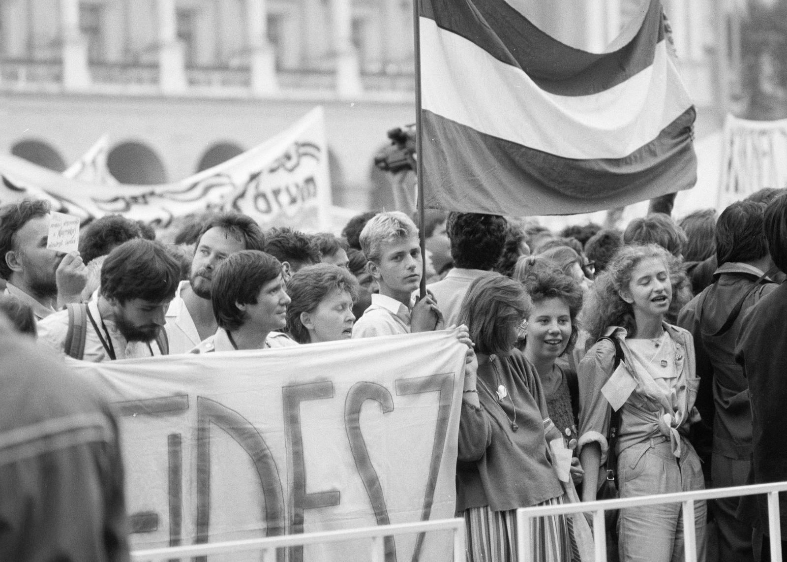 Hungary, Budapest V., Kossuth Lajos tér, tüntetés a bős-nagymarosi vízlépcsőrendszer felépítése ellen, 1988. szeptember 12-én. Háttérben a Földművelésügyi Minisztérium épülete, 1988, Szebeni András, Budapest, Fortepan #302165