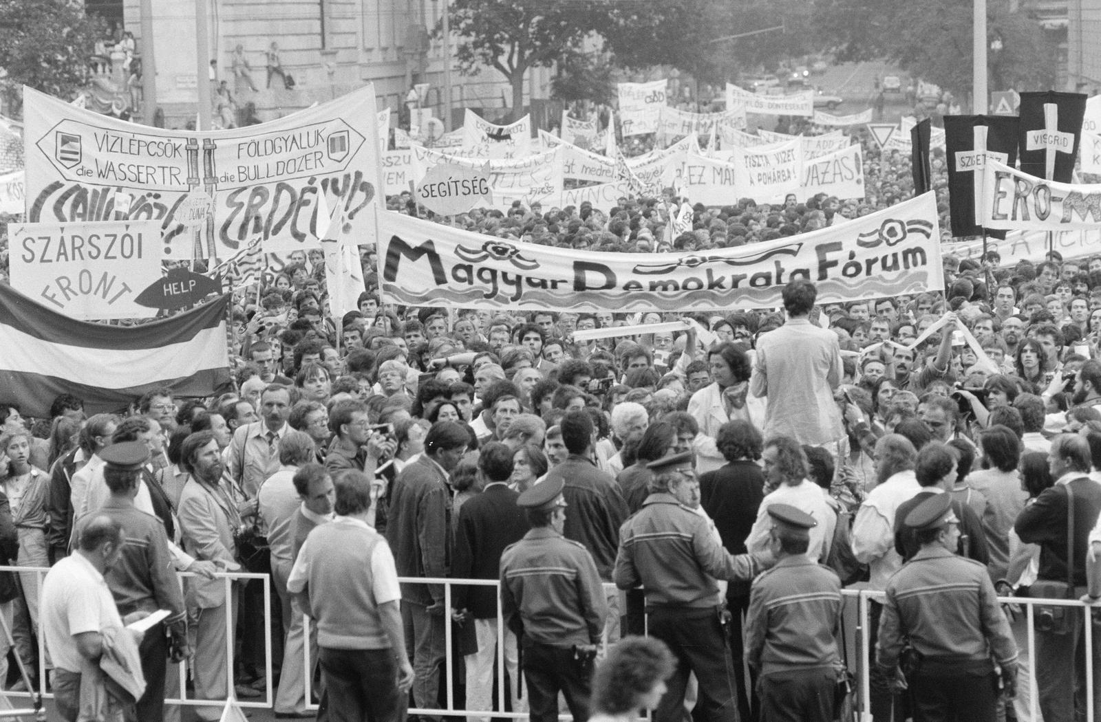 Hungary, Budapest V., Kossuth Lajos tér, tüntetés a bős-nagymarosi vízlépcsőrendszer felépítése ellen, 1988. szeptember 12-én. Szemben az Alkotmány utca., 1988, Szebeni András, Budapest, protest, mass, cop, Fortepan #302169