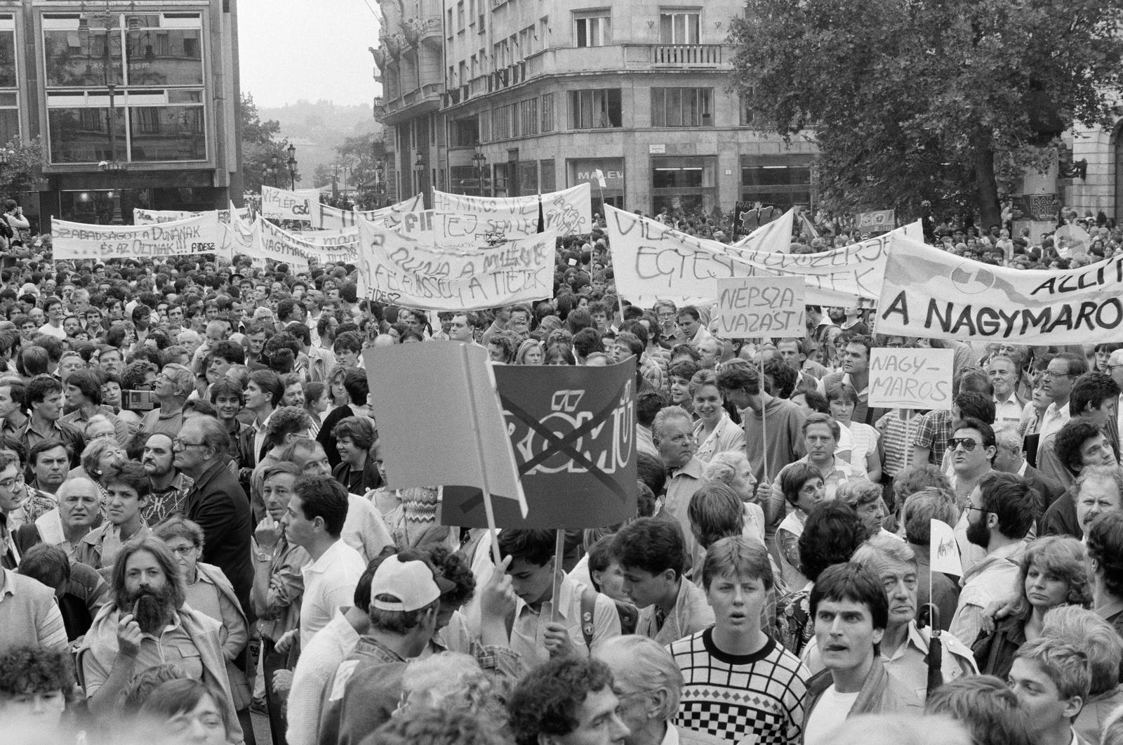Hungary, Budapest V., Vörösmarty tér, tüntetés a bős-nagymarosi vízlépcsőrendszer felépítése ellen, 1988. szeptember 12-én. Háttérben balra a Vigadó utca sarkán az ORI (Országos Rendező Iroda) székház részlete látható., 1988, Szebeni András, Budapest, Fortepan #302175
