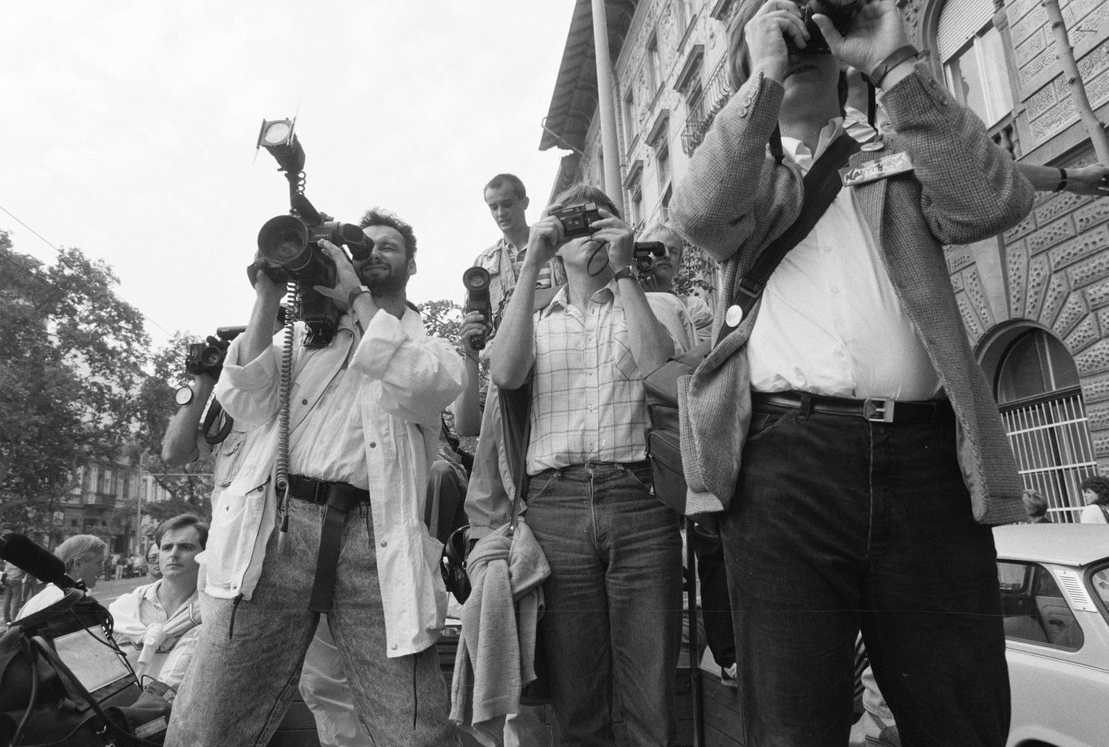 Hungary, Budapest V., Bajcsy-Zsilinszky út, fotóriporterek a 33-as számú ház előtt. A felvétel a bős-nagymarosi vízlépcsőrendszer felépítése elleni tüntetésen, 1988. szeptember 12-én készült., 1988, Szebeni András, Best of, photography, camera, Budapest, video recorder, Fortepan #302177