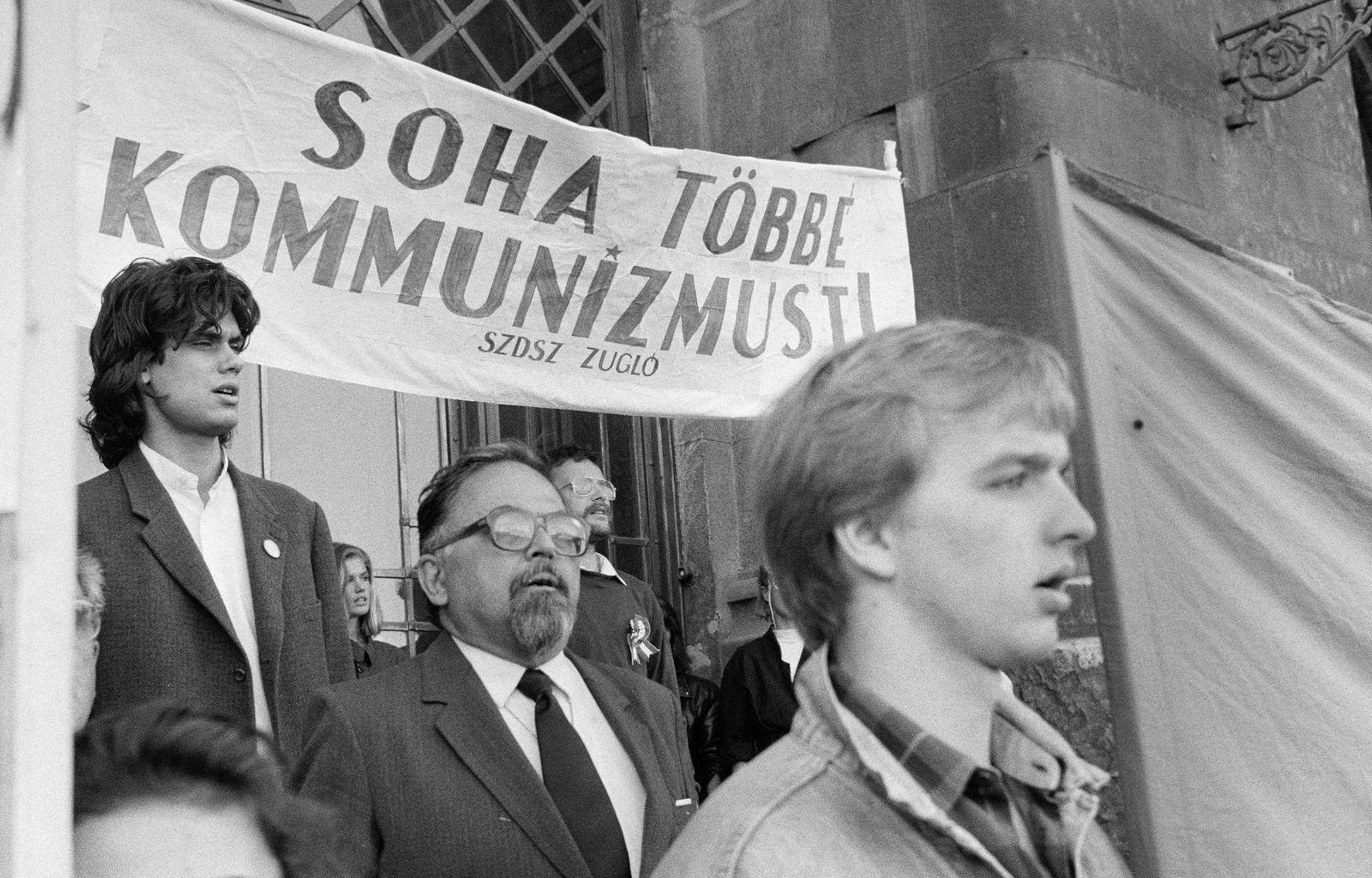 Hungary, Budapest XI., Műegyetem rakpart 9., Budapesti Műszaki Egyetem (később Budapesti Műszaki és Gazdaságtudományi Egyetem), ünnepi megemlékezés résztvevői 1989. október 23-án a főbejárat előtt. Mécs Imre mögött balra Deutsch Tamás., 1989, Szebeni András, Budapest, Fortepan #302187