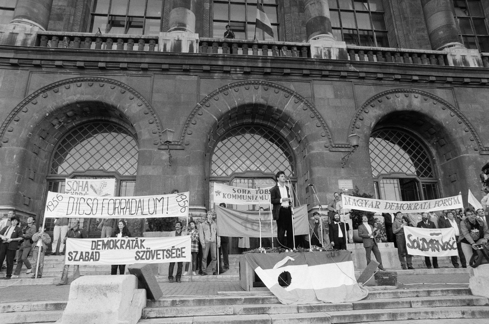 Hungary, Budapest XI., Műegyetem rakpart 9., Budapesti Műszaki Egyetem (később Budapesti Műszaki és Gazdaságtudományi Egyetem), ünnepi megemlékezés 1989. október 23-án a főbejárat előtt. Ünnepi beszédet mond Wachsler Tamás., 1989, Szebeni András, Budapest, Fortepan #302188