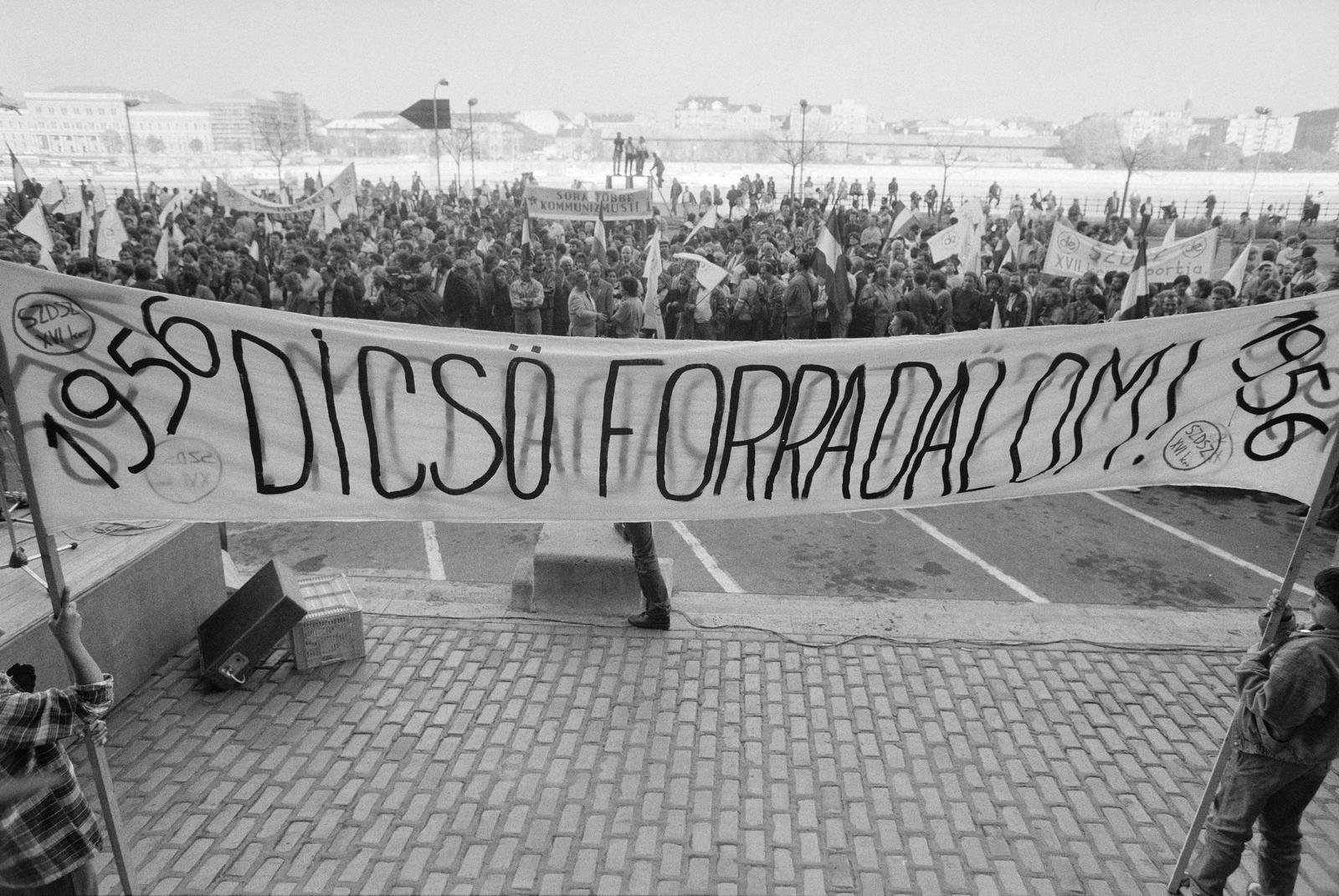 Hungary, Budapest XI., Műegyetem rakpart 9., Budapesti Műszaki Egyetem (később Budapesti Műszaki és Gazdaságtudományi Egyetem), ünnepi megemlékezés résztvevői 1989. október 23-án a főbejárat előtt., 1989, Szebeni András, Budapest, Fortepan #302190