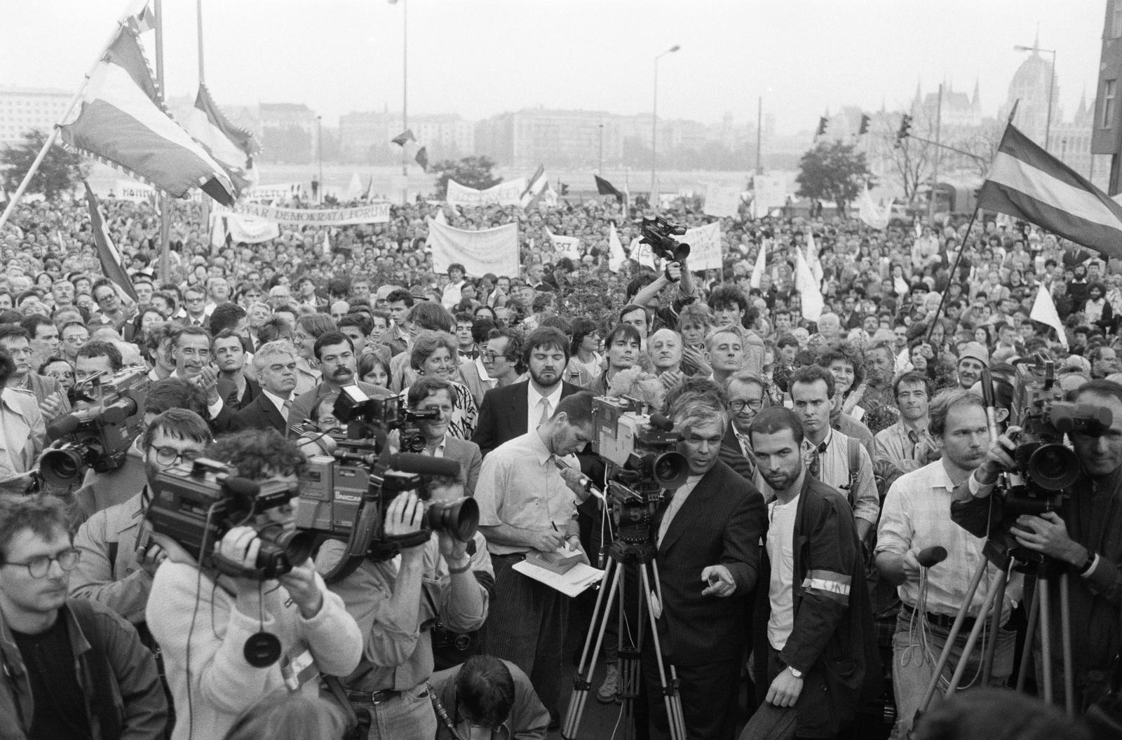 Hungary, Budapest II., Bem József tér, ünnepi megemlékezés 1989. október 23-án a Bem szobornál., 1989, Szebeni András, Budapest, Fortepan #302197