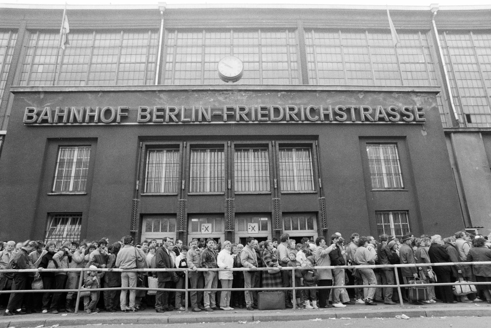 1989, Szebeni András, Best of, köztéri óra, tömeg, német szöveg, korlát, vasútállomás, Fortepan #302213