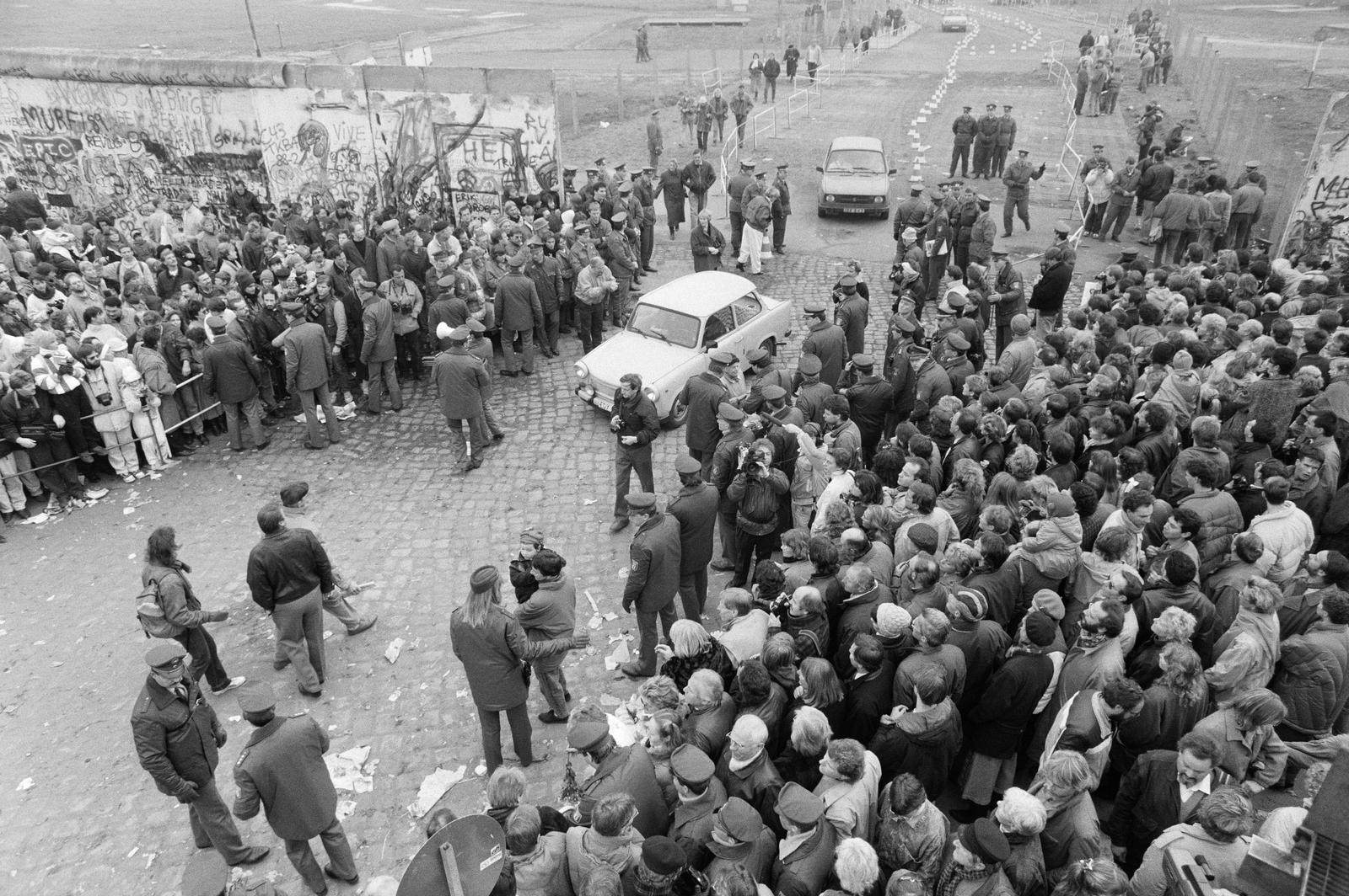 Németország, Berlin, Potsdamer Platz, ideiglenes átjáró a ledöntött berlini falnál Nyugat-Berlin és Kelet-Berlin között., 1989, Szebeni András, Fortepan #302229