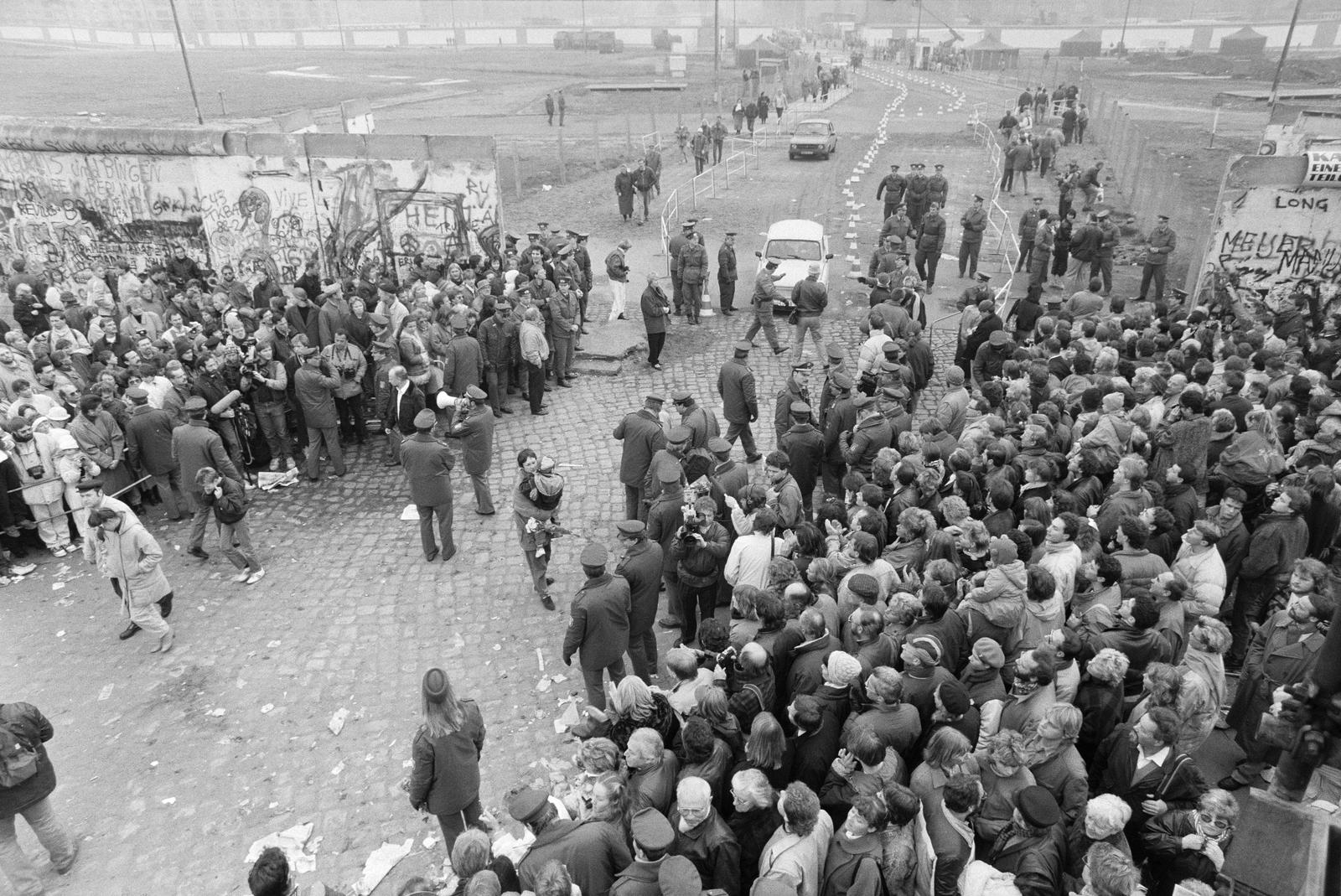 Németország, Berlin, Potsdamer Platz, ideiglenes átjáró a ledöntött berlini falnál Nyugat-Berlin és Kelet-Berlin között., 1989, Szebeni András, Fortepan #302230