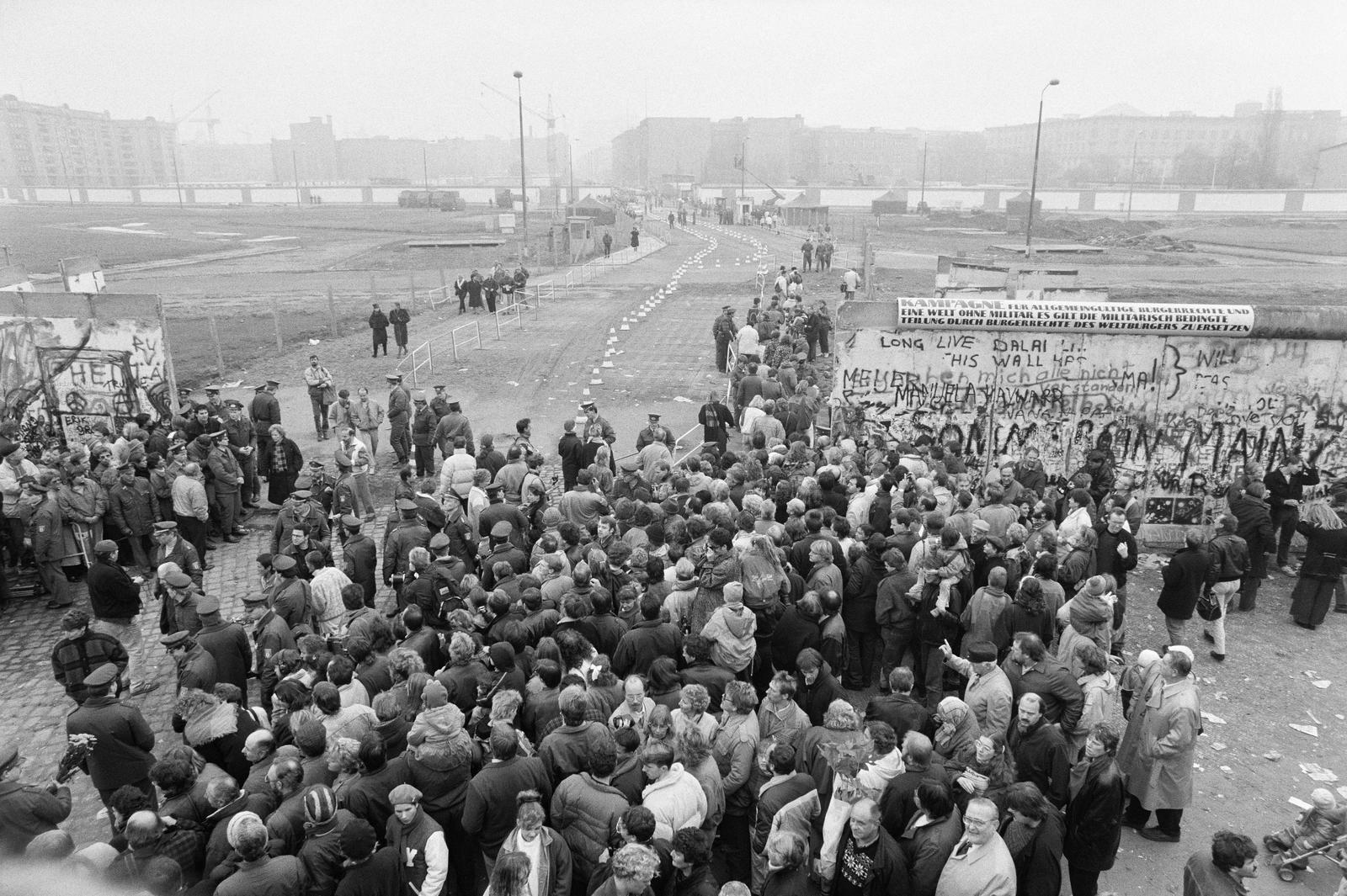 Germany, Berlin, Potsdamer Platz, ideiglenes átjáró a ledöntött berlini falnál Nyugat-Berlin és Kelet-Berlin között., 1989, Szebeni András, Best of, mass, german text, wall, Berlin Wall, Fortepan #302232
