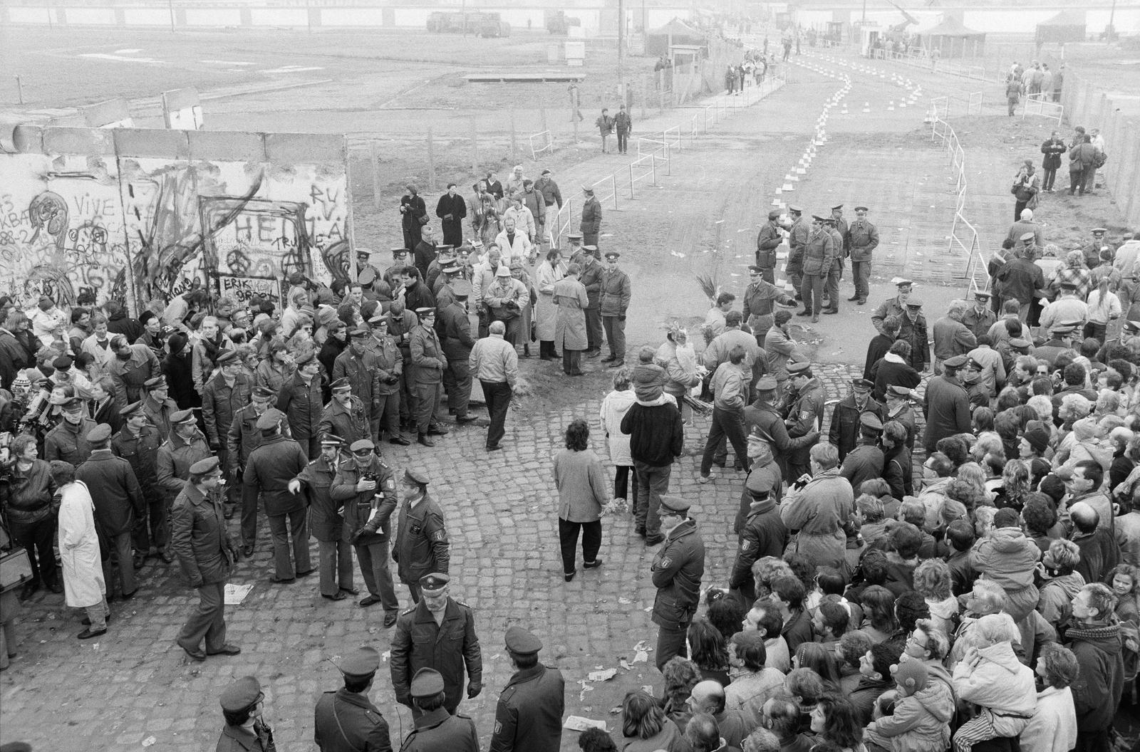 Németország, Berlin, Potsdamer Platz, ideiglenes átjáró a ledöntött berlini falnál Nyugat-Berlin és Kelet-Berlin között., 1989, Szebeni András, Fortepan #302260
