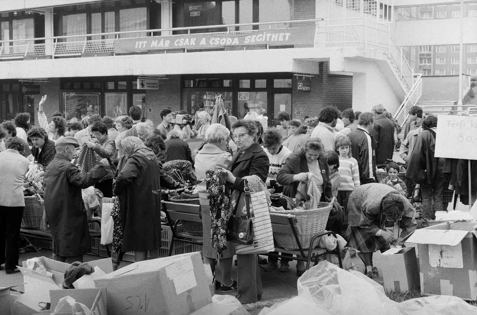 Hungary, Budapest IV., Tavasz utca 4., az Ady Endre Munkástovábbképző és Művelődési Központ udvara, kirakodóvásár. Jobbra a háttérben az István (Bajcsy-Zsilinszky) út 1. számú ház látható., 1988, Szebeni András, Budapest, flea market, Fortepan #302293