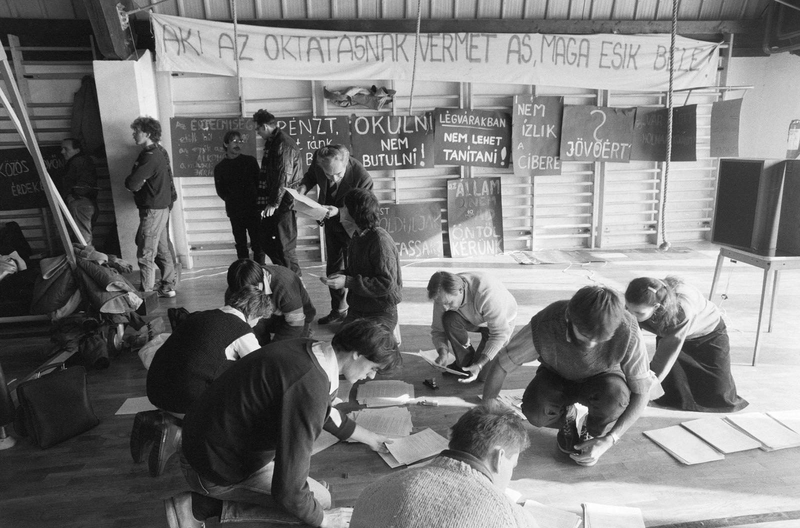 Magyarország, demonstráció a felsőoktatás anyagi és tárgyi feltételeinek radikális javításáért., 1988, Szebeni András, Best of, politika, felirat, fiatalság, Fortepan #302303