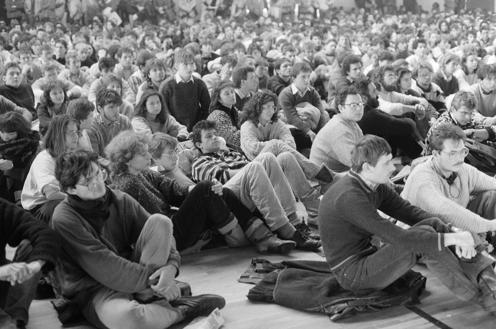 Magyarország, demonstráció a felsőoktatás anyagi és tárgyi feltételeinek radikális javításáért., 1988, Szebeni András, tiltakozás, földön ülés, fiatalság, Fortepan #302304