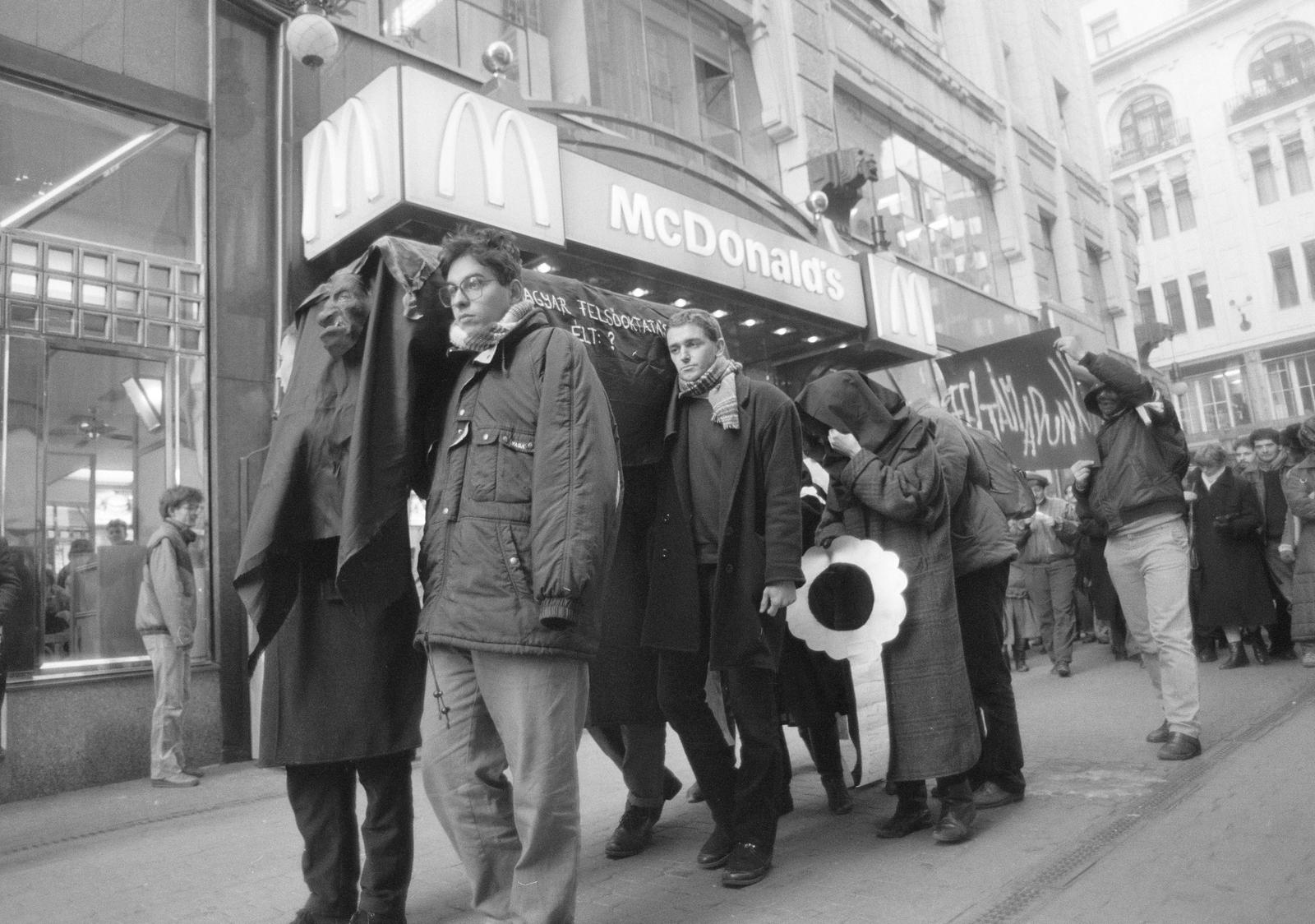 Hungary, Budapest V., a Régi posta utca Aranykéz utca - Váci utca közötti szakasza. Demonstráció a felsőoktatás anyagi és tárgyi feltételeinek radikális javításáért., 1988, Szebeni András, Budapest, protest, humour, youth, education, Fortepan #302307