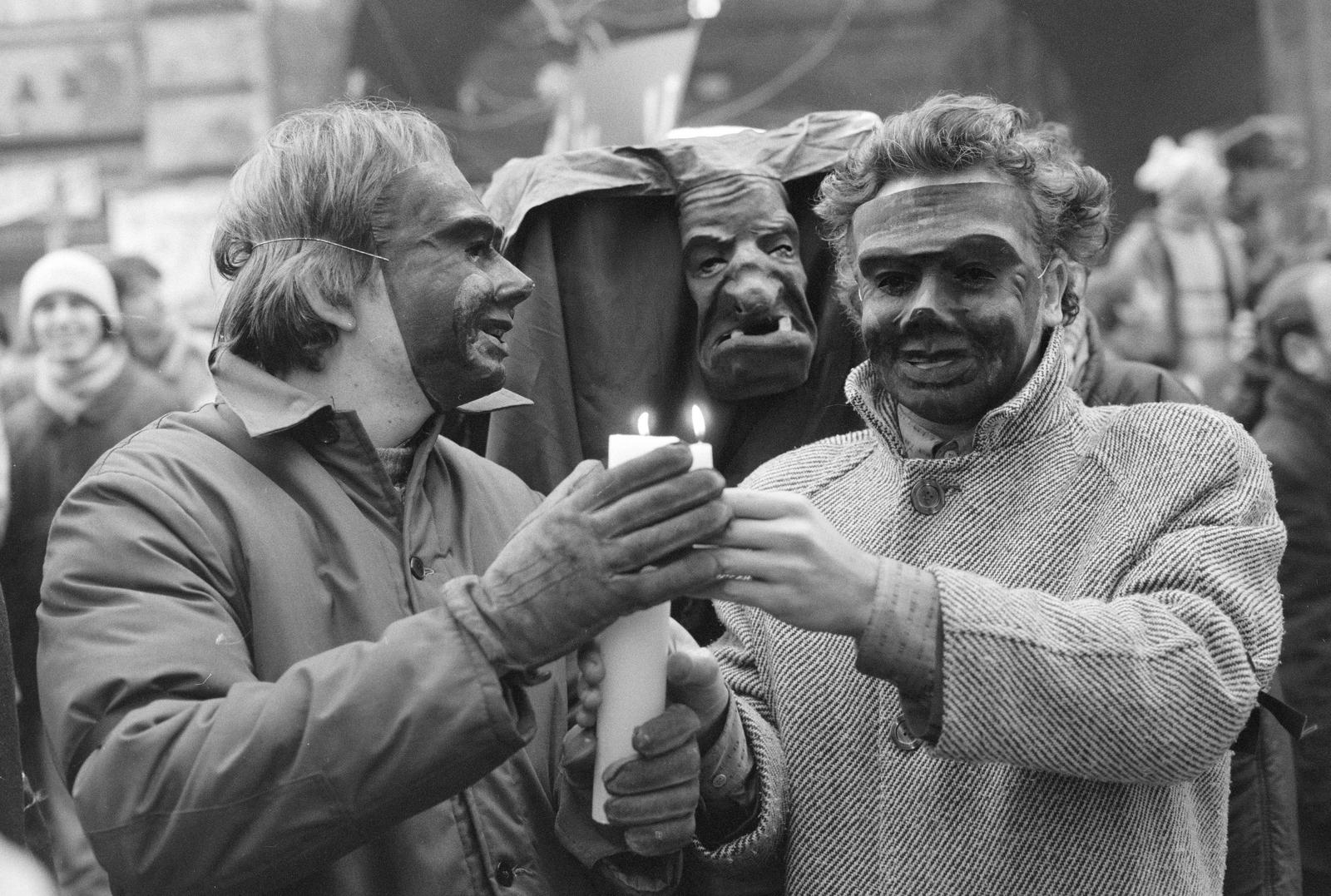 Magyarország, demonstráció a felsőoktatás anyagi és tárgyi feltételeinek radikális javításáért., 1988, Szebeni András, gyertya, álarc, Fortepan #302308