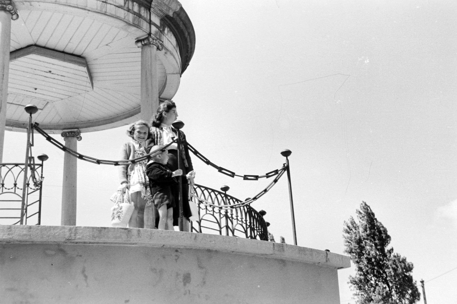 Hungary, Margit Islands, Budapest, Zenélő kút., 1957, Németh Tamás, railing, Fortepan #30231