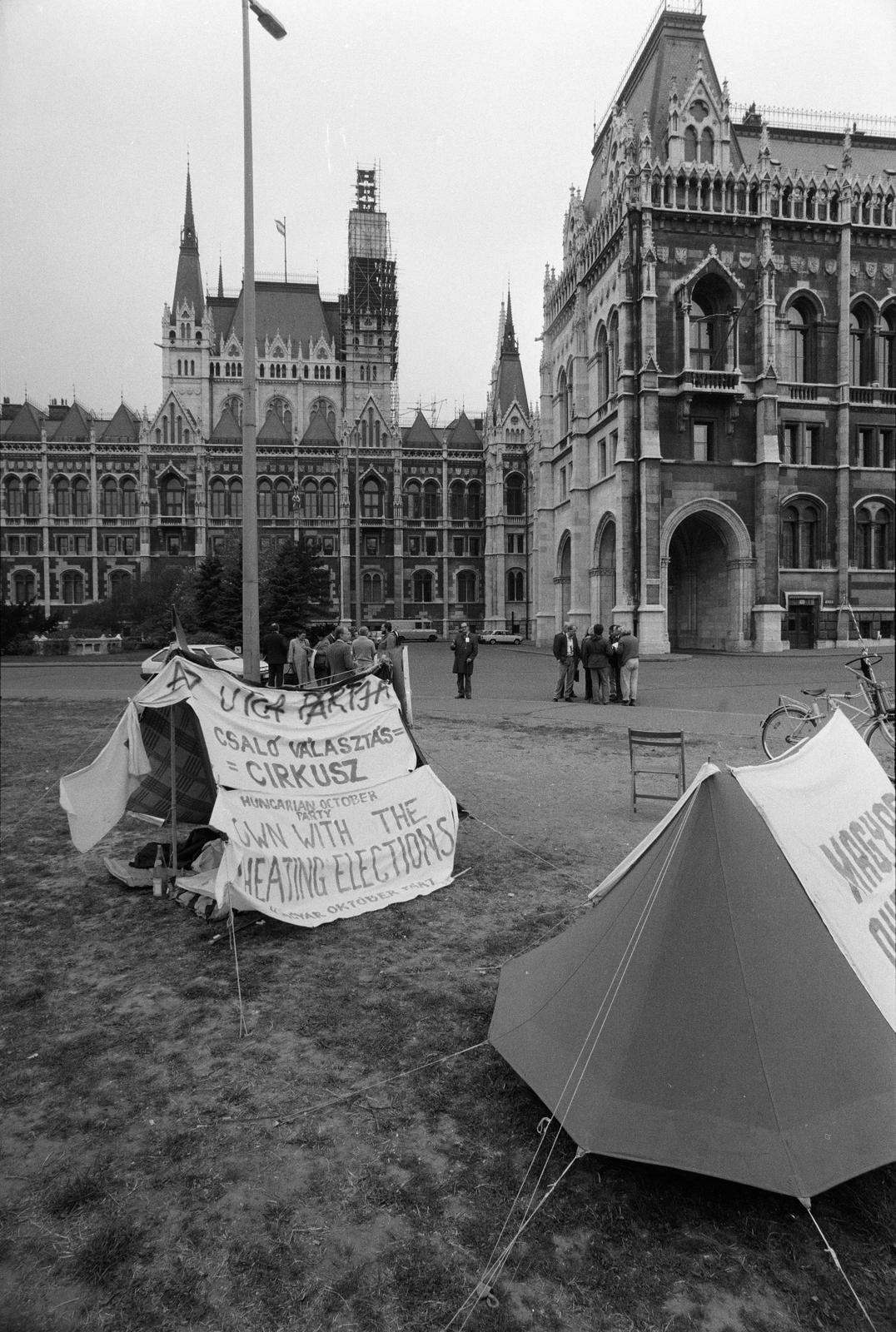 1990, Szebeni András, tent, bicycle, public building, untitled, Fortepan #302311