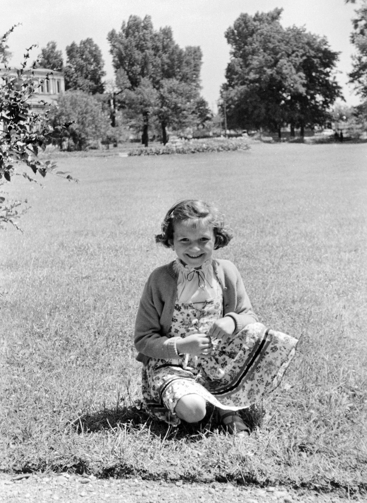 Hungary, Margit Islands, Budapest, a Fürdőház előtti park., 1957, Németh Tamás, smile, summer dresses, girl, Fortepan #30232