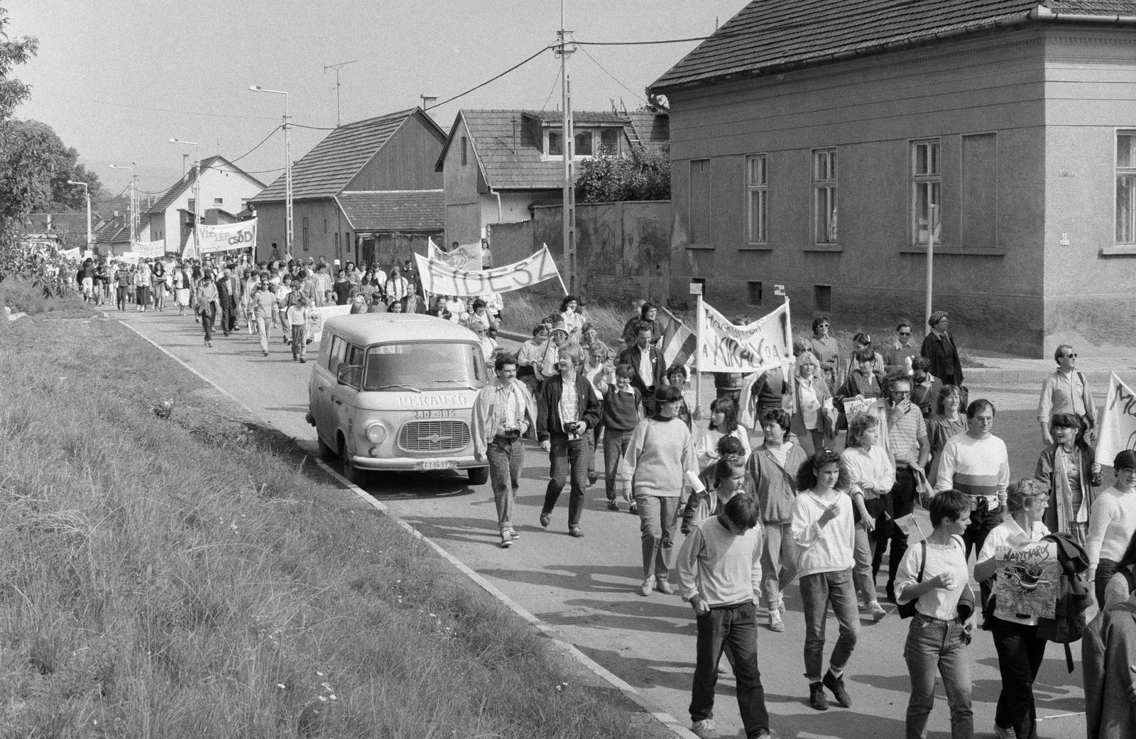 Hungary,Danube Bend, Nagymaros, a mai Millennium sor, Nők a Dunáért tüntetés résztvevői 1988. szeptember 17-én. Jobbra a Duna utca., 1988, Szebeni András, number plate, march, Barkas-brand, banner, Fortepan #302327