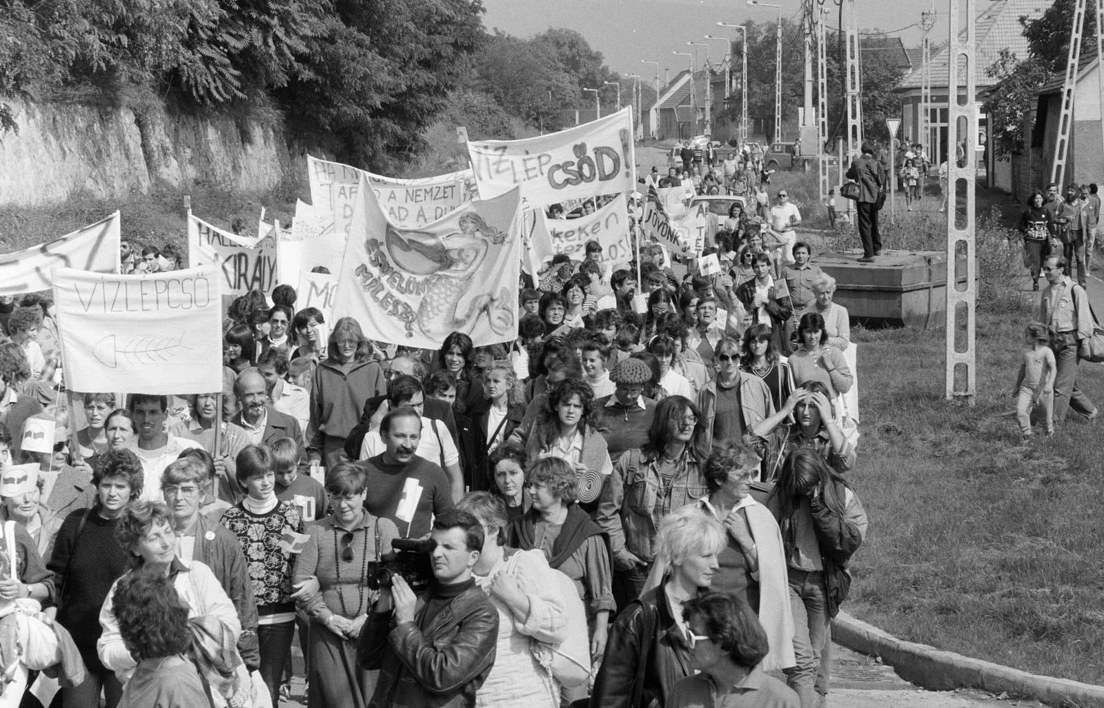 Magyarország,Dunakanyar, Nagymaros, a mai Millennium sor Zoltán utca - Visegrádi utca közötti szakasza, Nők a Dunáért tüntetés résztvevői 1988. szeptember 17-én., 1988, Szebeni András, felvonulás, transzparens, videókamera, Fortepan #302329
