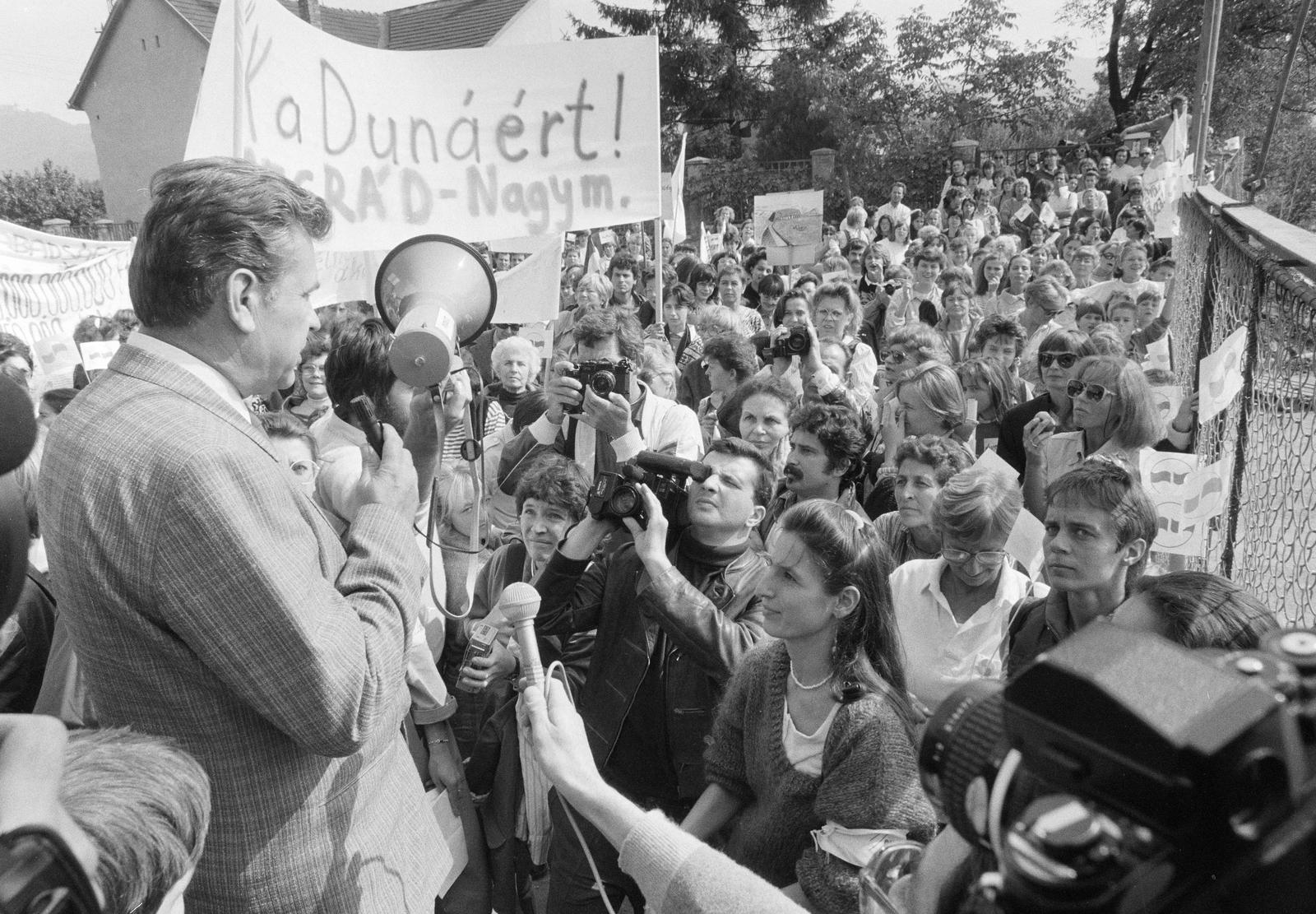 Magyarország,Dunakanyar, Nagymaros, a Nők a Dunáért tüntetés résztvevői 1988. szeptember 17-én az építkezés kapujánál.
, 1988, Szebeni András, filmkamera, hangosbeszélô, mikrofon, transzparens, Fortepan #302331