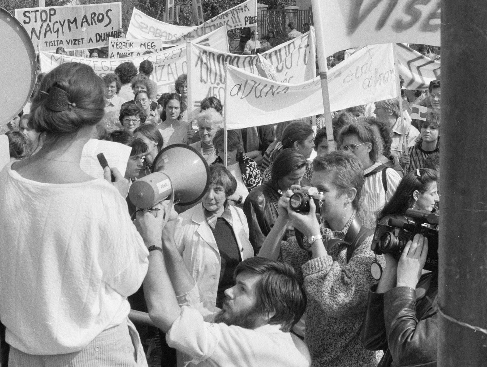 Hungary,Danube Bend, Nagymaros, a Nők a Dunáért tüntetés résztvevői 1988. szeptember 17-én az építkezés kapujánál., 1988, Szebeni András, photography, politician, banner, video recorder, megaphone, microphone, Fortepan #302332