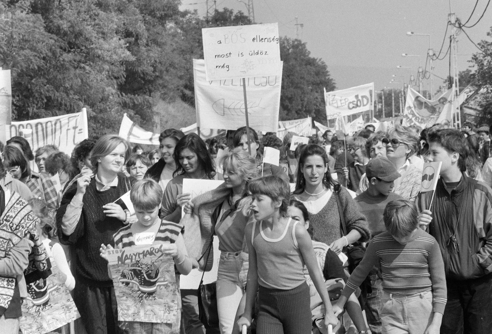 Hungary,Danube Bend, Nagymaros, a mai Millennium sor, Nők a Dunáért tüntetés résztvevői 1988. szeptember 17-én., 1988, Szebeni András, protest, kids, youth, banner, poster, Fortepan #302333