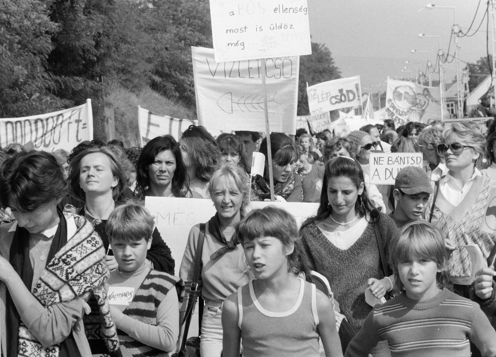 Hungary,Danube Bend, Nagymaros, a mai Millennium sor, Nők a Dunáért tüntetés résztvevői 1988. szeptember 17-én., 1988, Szebeni András, Fortepan #302334