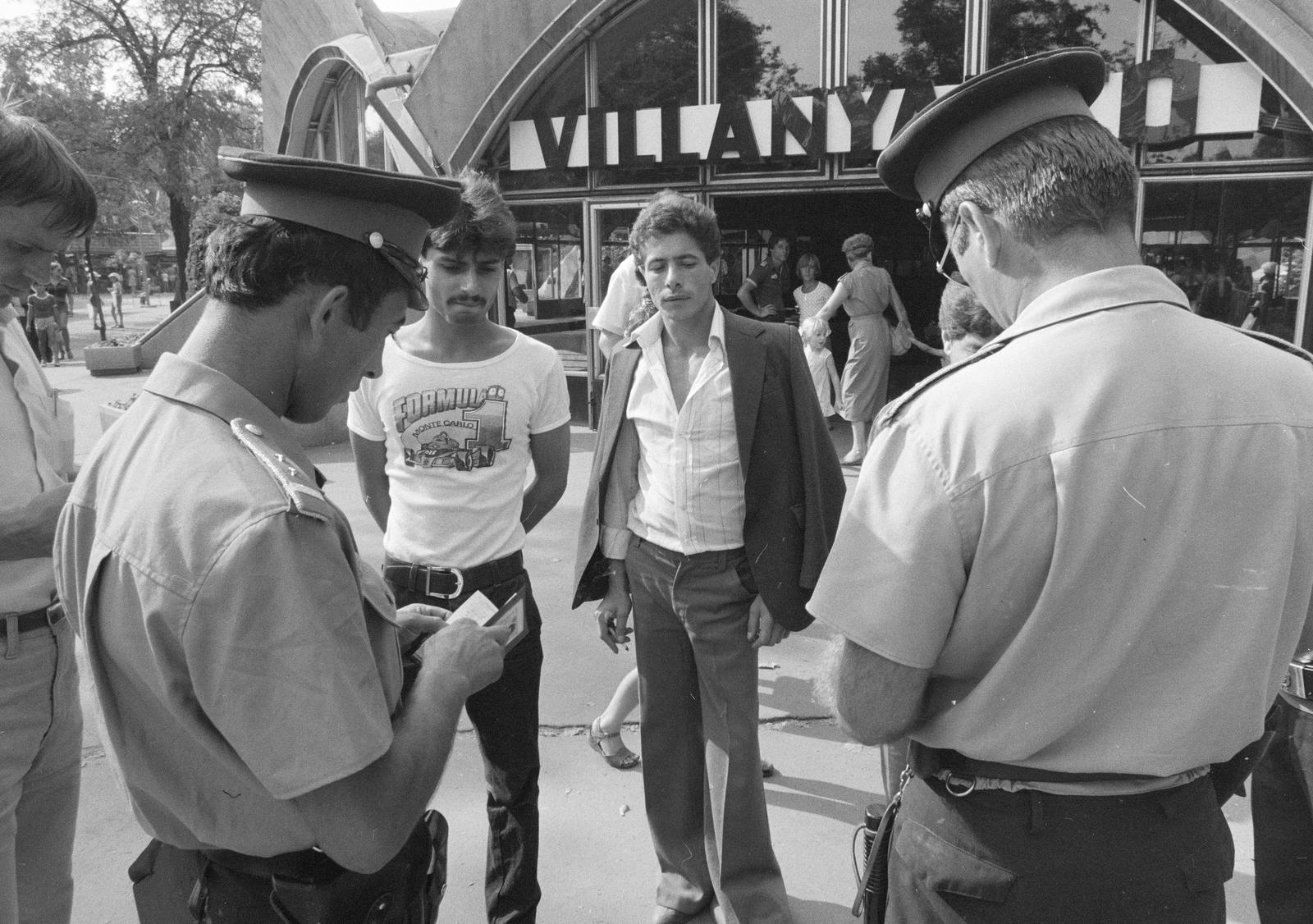 Hungary, Budapest XIV., igazoltatás, háttérben a Dodzsem / Villanyautó épülete., 1983, Szebeni András, Budapest, Fortepan #302346