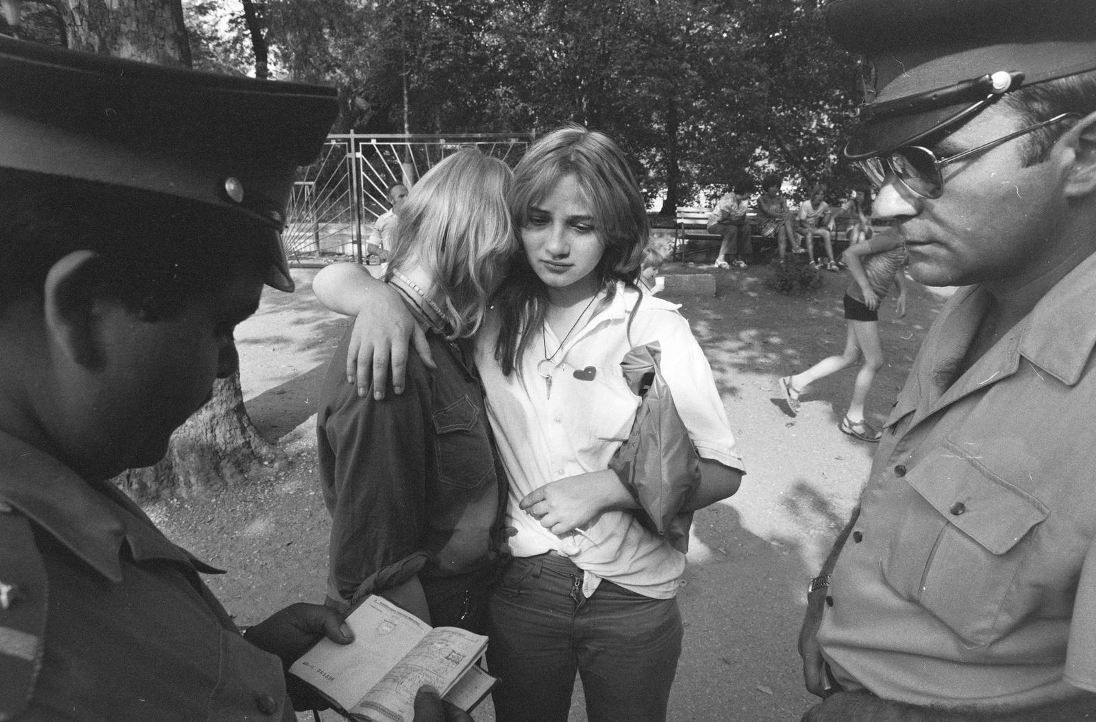 Hungary, Budapest XIV., igazoltatás, háttérben a Mesecsónak és a Hullámvasút., 1983, Szebeni András, Best of, cop, passport, girls, Budapest, Fortepan #302349