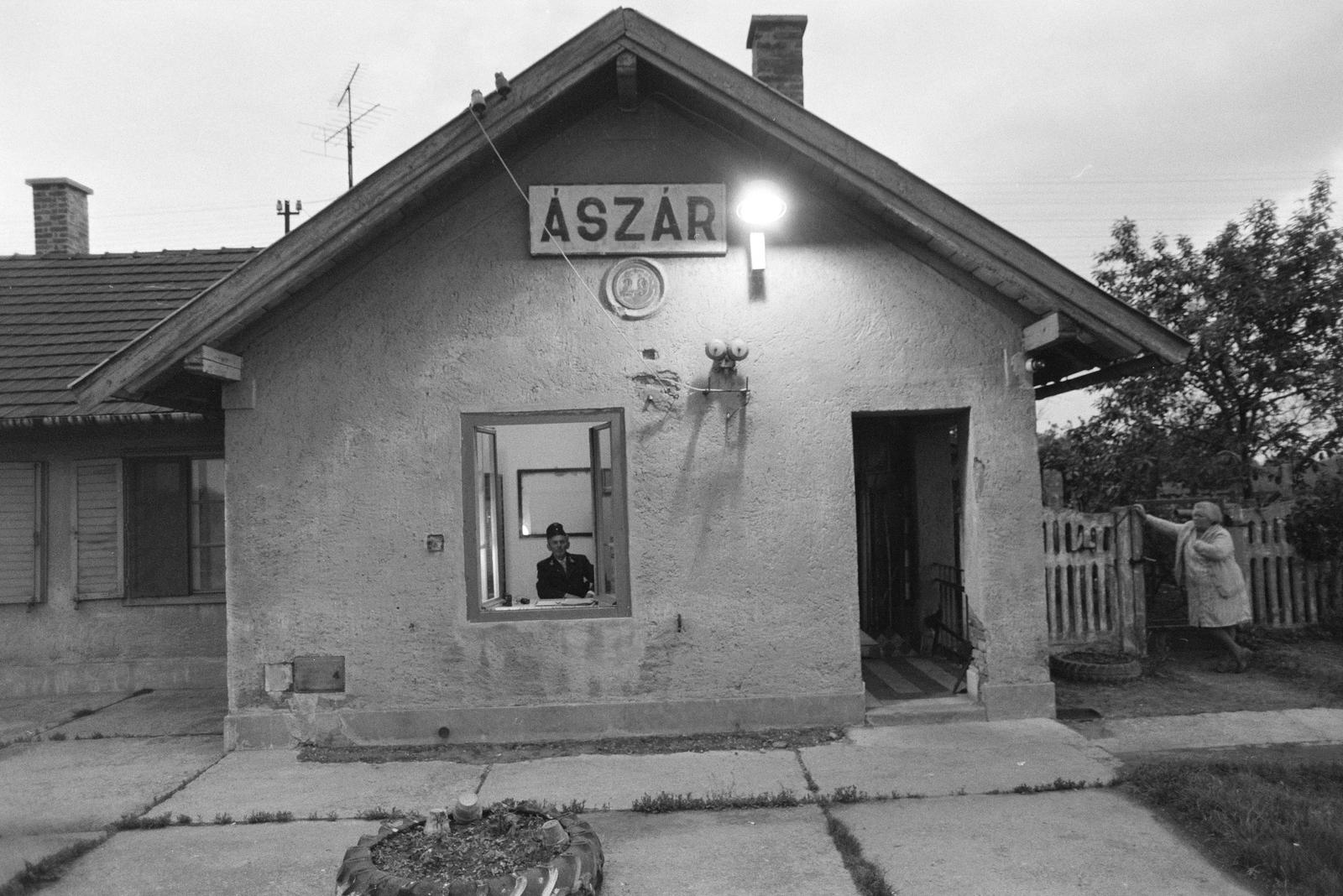 1983, Szebeni András, Best of, vasútállomás, vasutas, helységnév tábla, Fortepan #302351