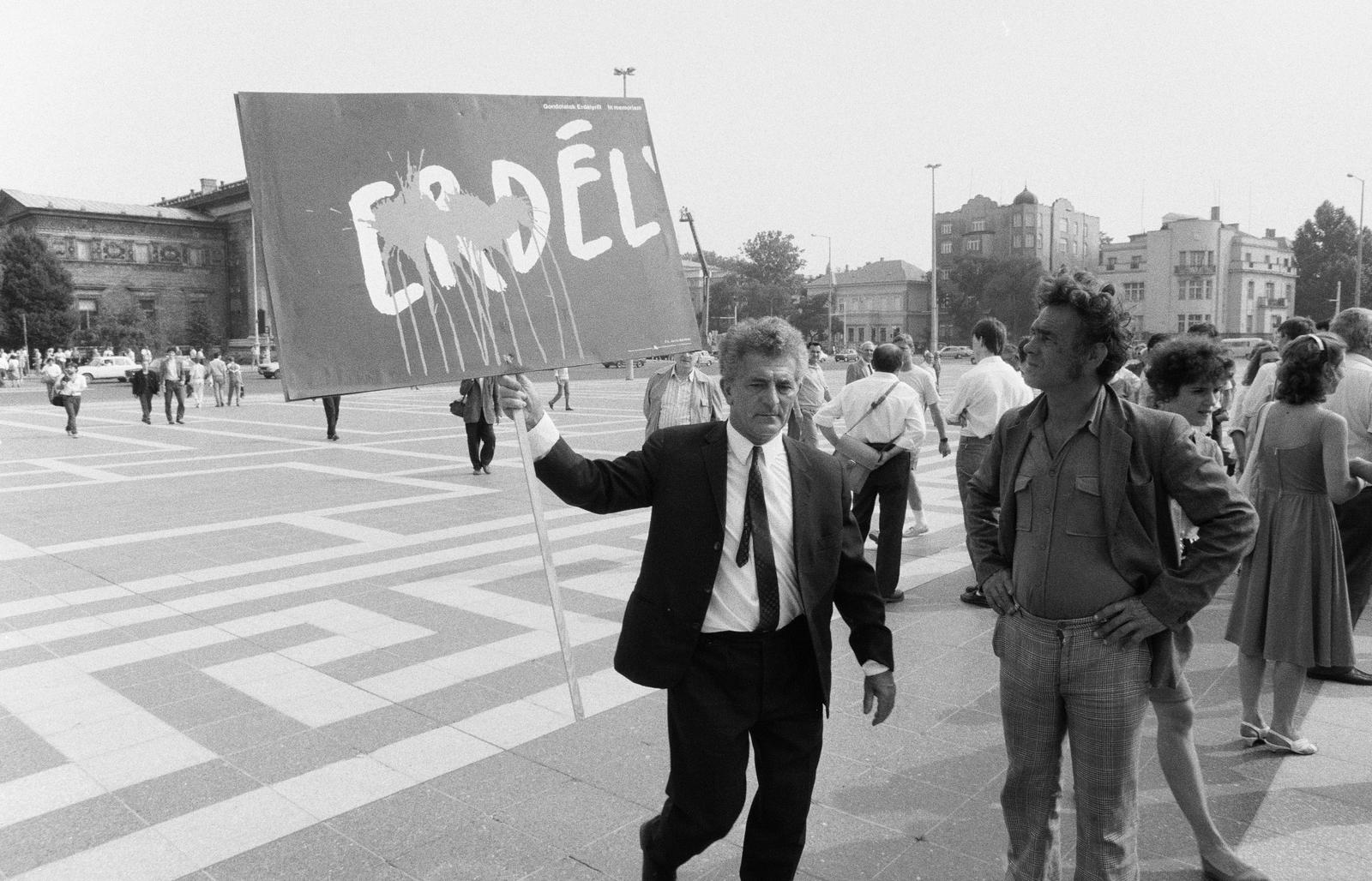 Hungary, Budapest XIV., Hősök tere, az erdélyi falurombolás elleni tüntetés 1988. június 27-én., 1988, Szebeni András, Budapest, Fortepan #302358