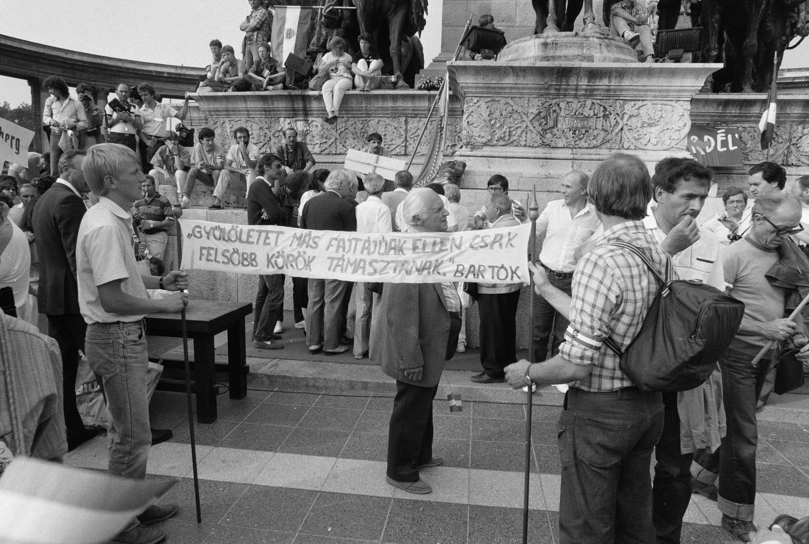 Magyarország, Budapest XIV., Hősök tere, az erdélyi falurombolás elleni tüntetés 1988. június 27-én., 1988, Szebeni András, Budapest, Fortepan #302361