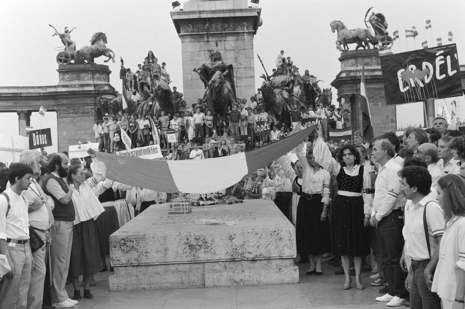 Magyarország, Budapest XIV., Hősök tere, az erdélyi falurombolás elleni tüntetés 1988. június 27-én., 1988, Szebeni András, Budapest, Fortepan #302366
