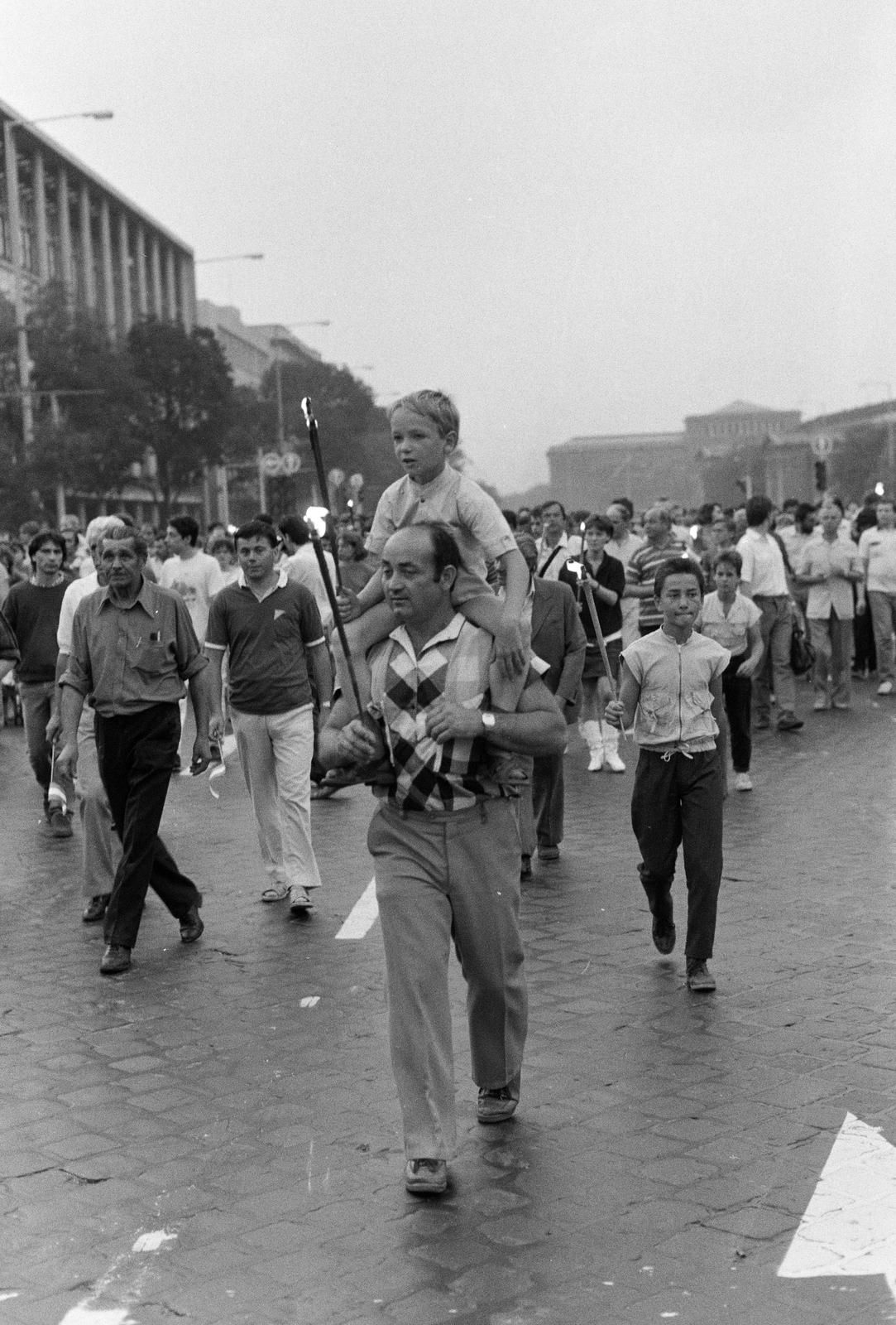 Magyarország, Budapest XIV., Dózsa György út, az erdélyi falurombolás elleni tüntetés résztvevői 1988. június 27-én a román nagykövetséghez vonulnak, hogy átadják a memorandumot., 1988, Szebeni András, Budapest, Fortepan #302369