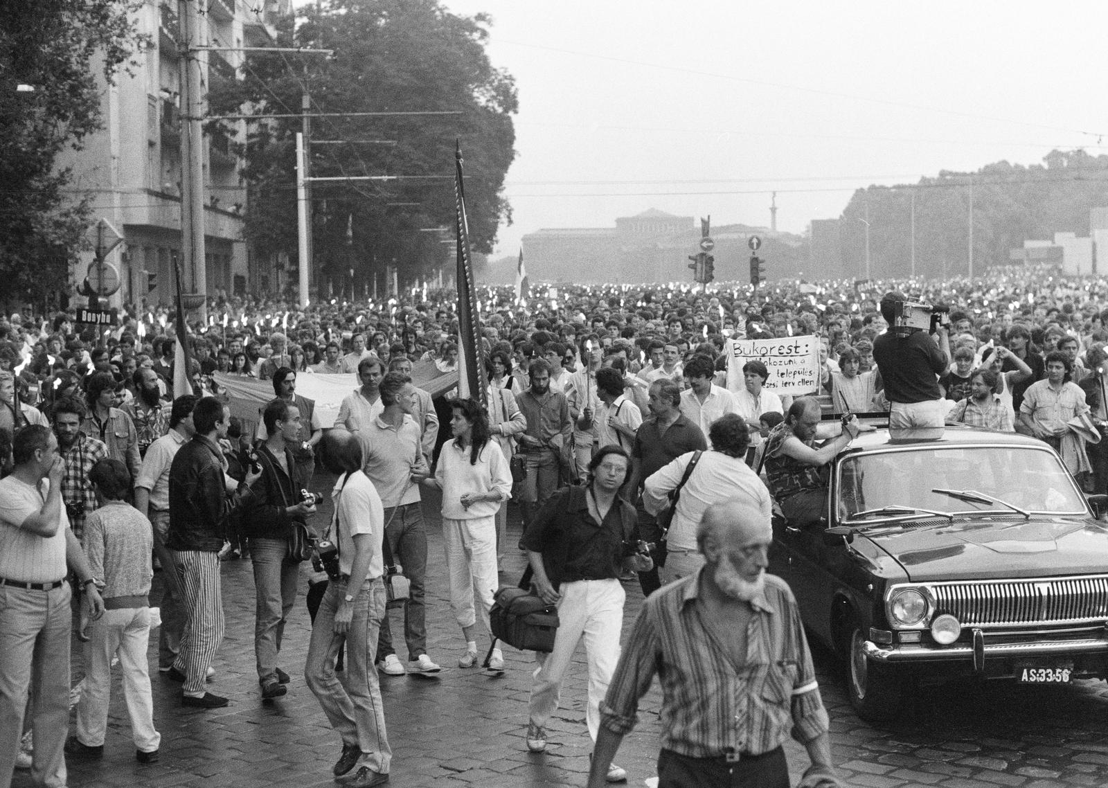 Hungary, Budapest XIV., Dózsa György út, az erdélyi falurombolás elleni tüntetés résztvevői 1988. június 27-én a román nagykövetséghez vonulnak, hogy átadják a memorandumot., 1988, Szebeni András, number plate, march, photographer, video recorder, Budapest, Fortepan #302370