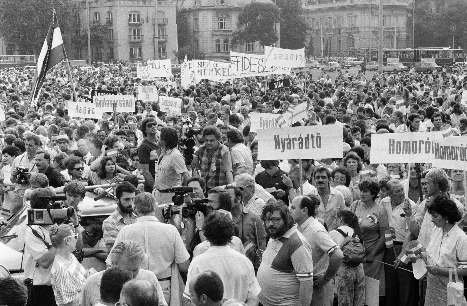 Hungary, Budapest XIV., Hősök tere, az erdélyi falurombolás elleni tüntetés 1988. június 27-én., 1988, Szebeni András, video recorder, Budapest, Fortepan #302375