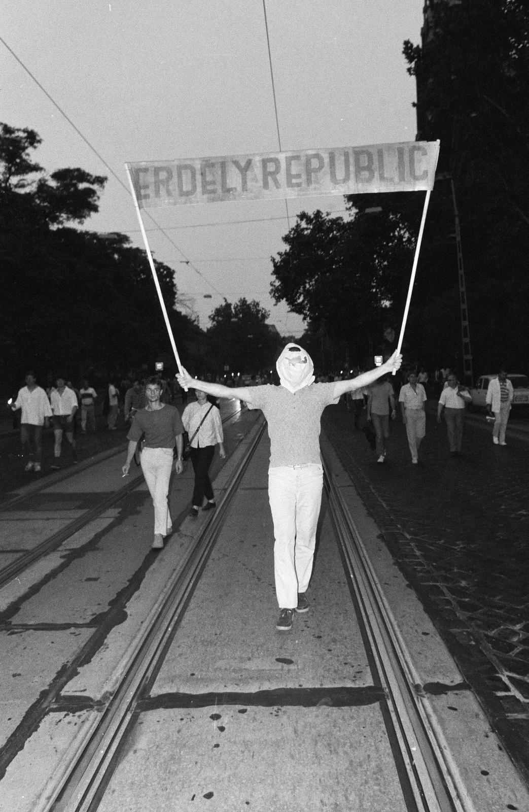 Magyarország, Budapest XIV., Thököly út, az erdélyi falurombolás elleni tüntetés résztvevői 1988. június 27-én a román nagykövetséghez vonulnak, hogy átadják a memorandumot., 1988, Szebeni András, Best of, politika, tüntetés, felirat, hordozás, Budapest, Fortepan #302377